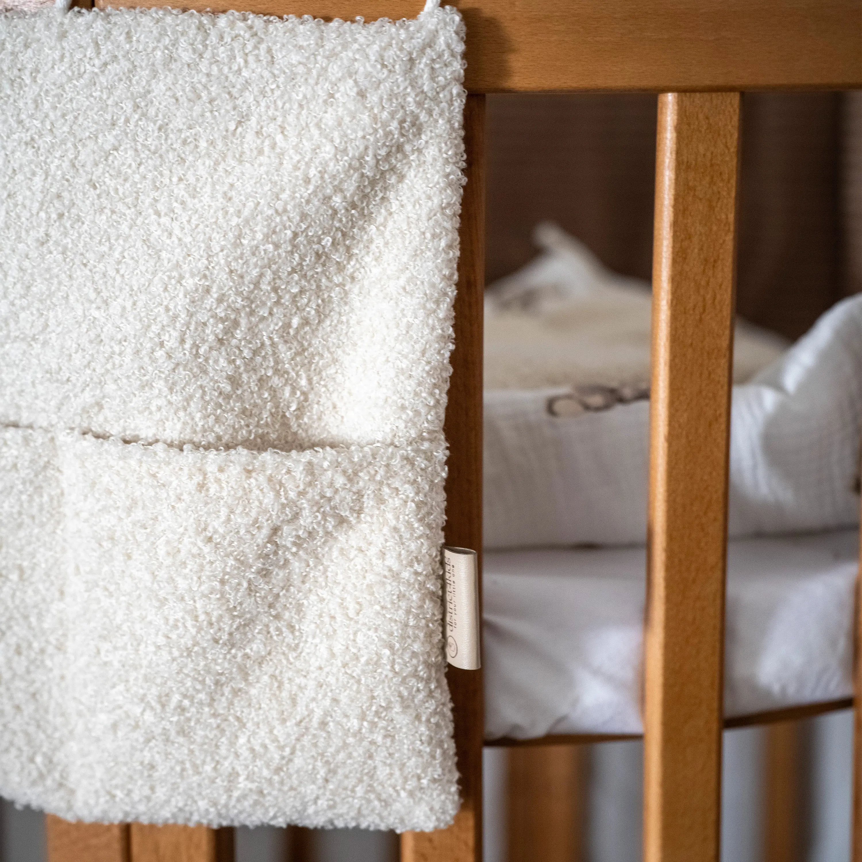 Babybett Organizer Teddystoff Bouclé - Aufbewahrung fürs Babyzimmer District for Kids