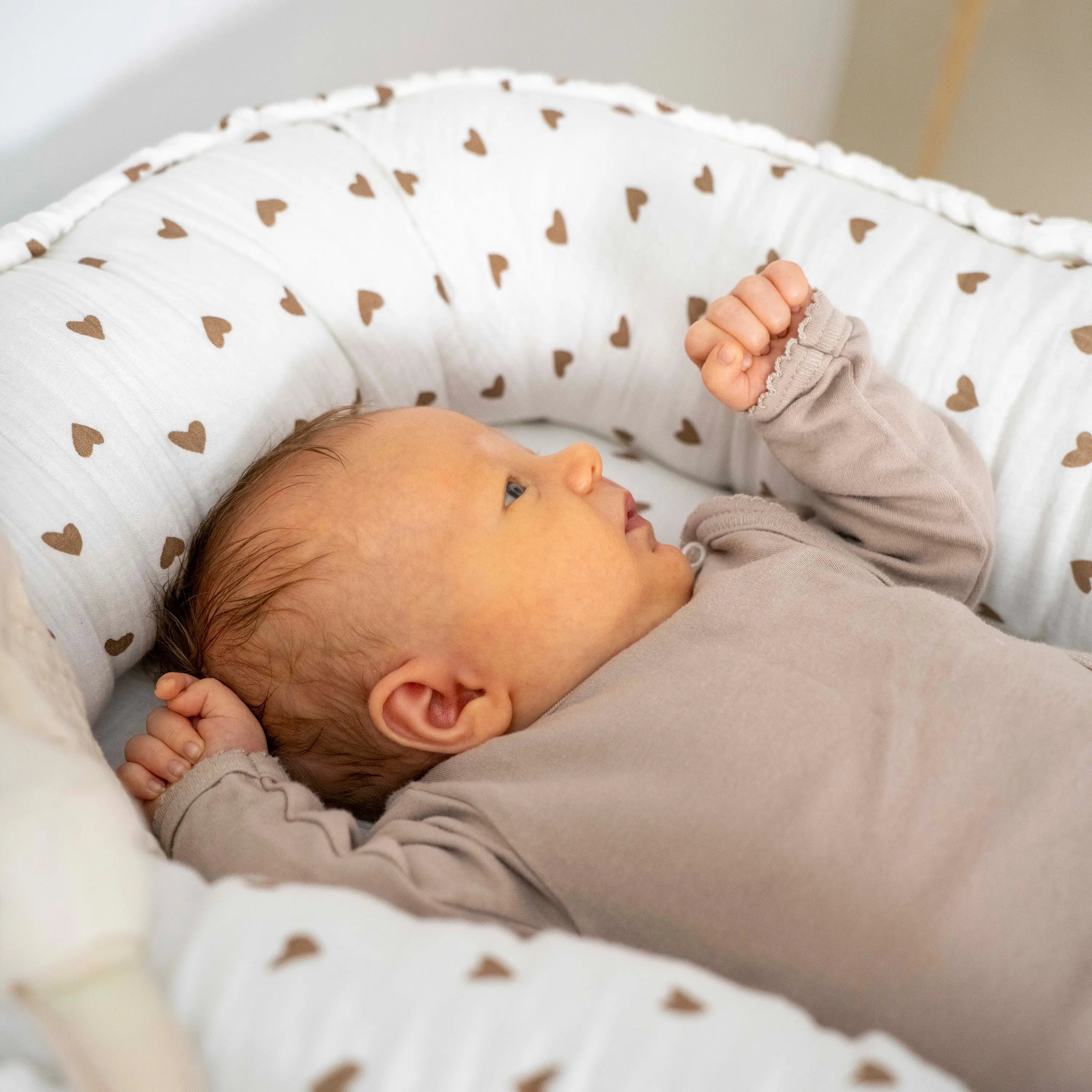 Babynestchen Musselin Herzen braun – Weicher mitwachsender Baby-Kokon - Herzen braun - Babynestchen