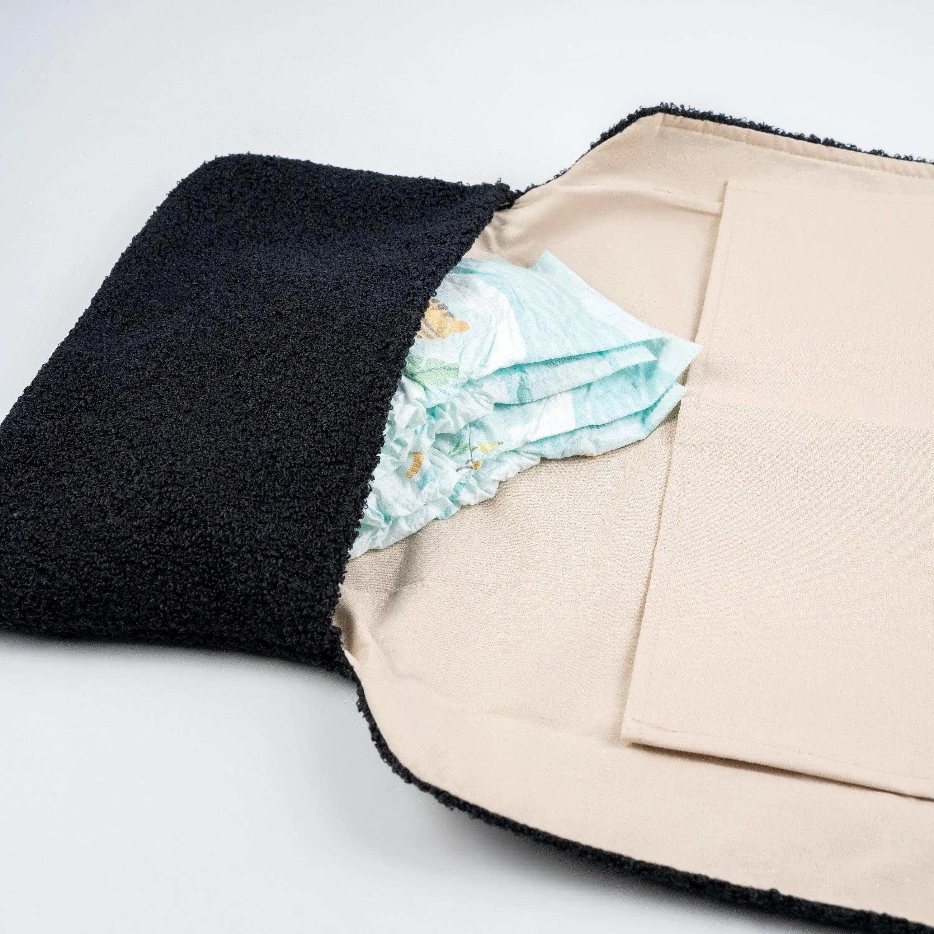 Wickelunterlage Teddystoff Bouclé – Windeltasche für unterwegs District for Kids