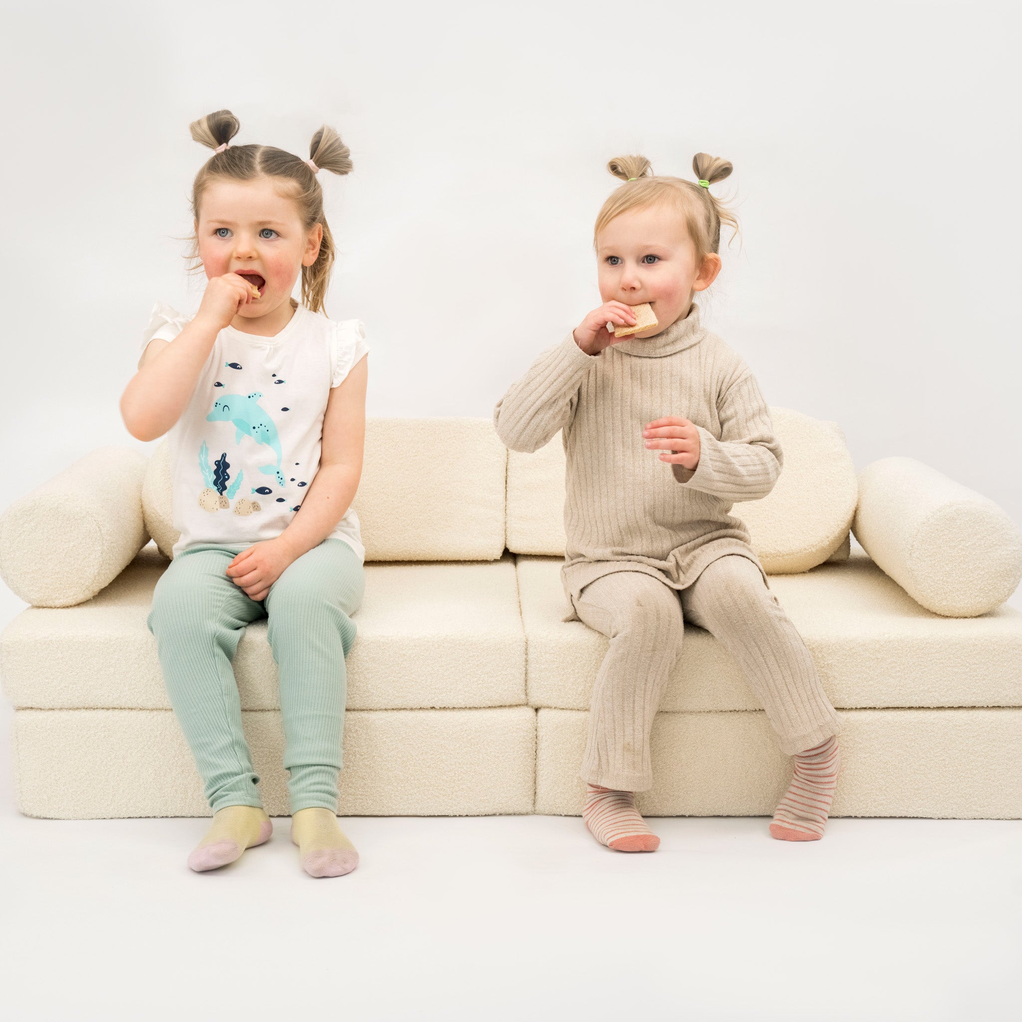 Spielsofa Teddystoff Boucle – Kreativer Spielspaß & Gemütlichkeit - Spielsofa