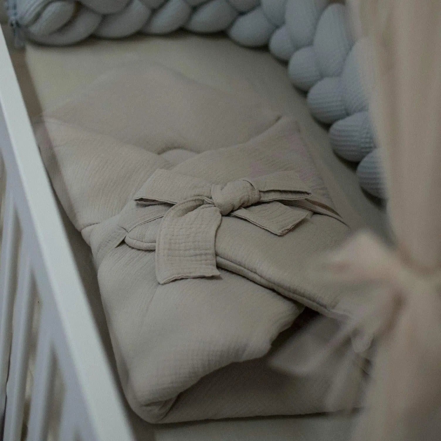 Babyhörnchen Musselin mit Schleife – Kuschelige Puckdecke & Einschlagdecke-Babyhörnchen-District for Kids-Beige-2.5 TOG-District for Kids