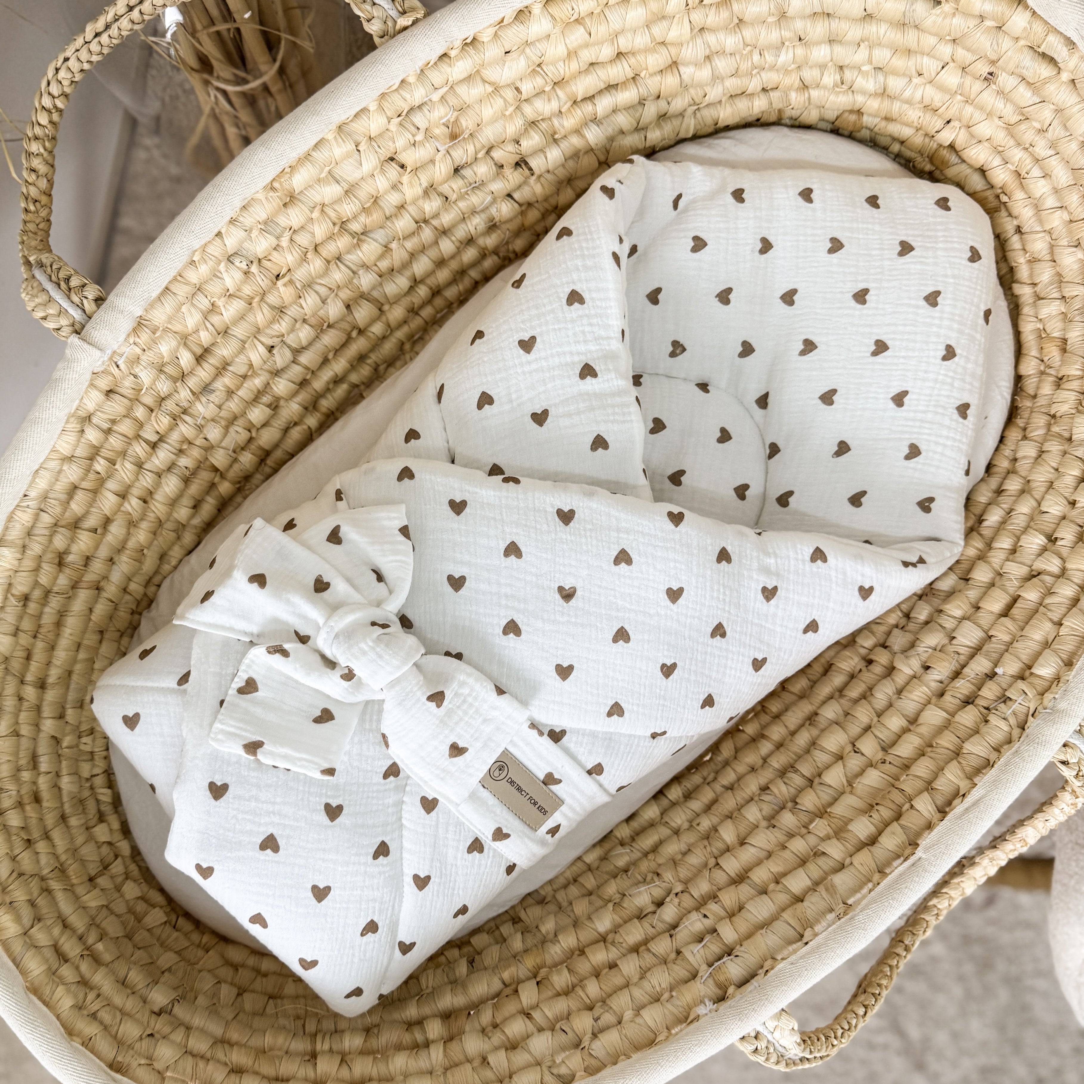 Babyhörnchen Musselin mit Schleife – Puckdecke & Einschlagdecke Muster Heart Brown-Babyhörnchen-District for Kids-2.5 TOG-District for Kids