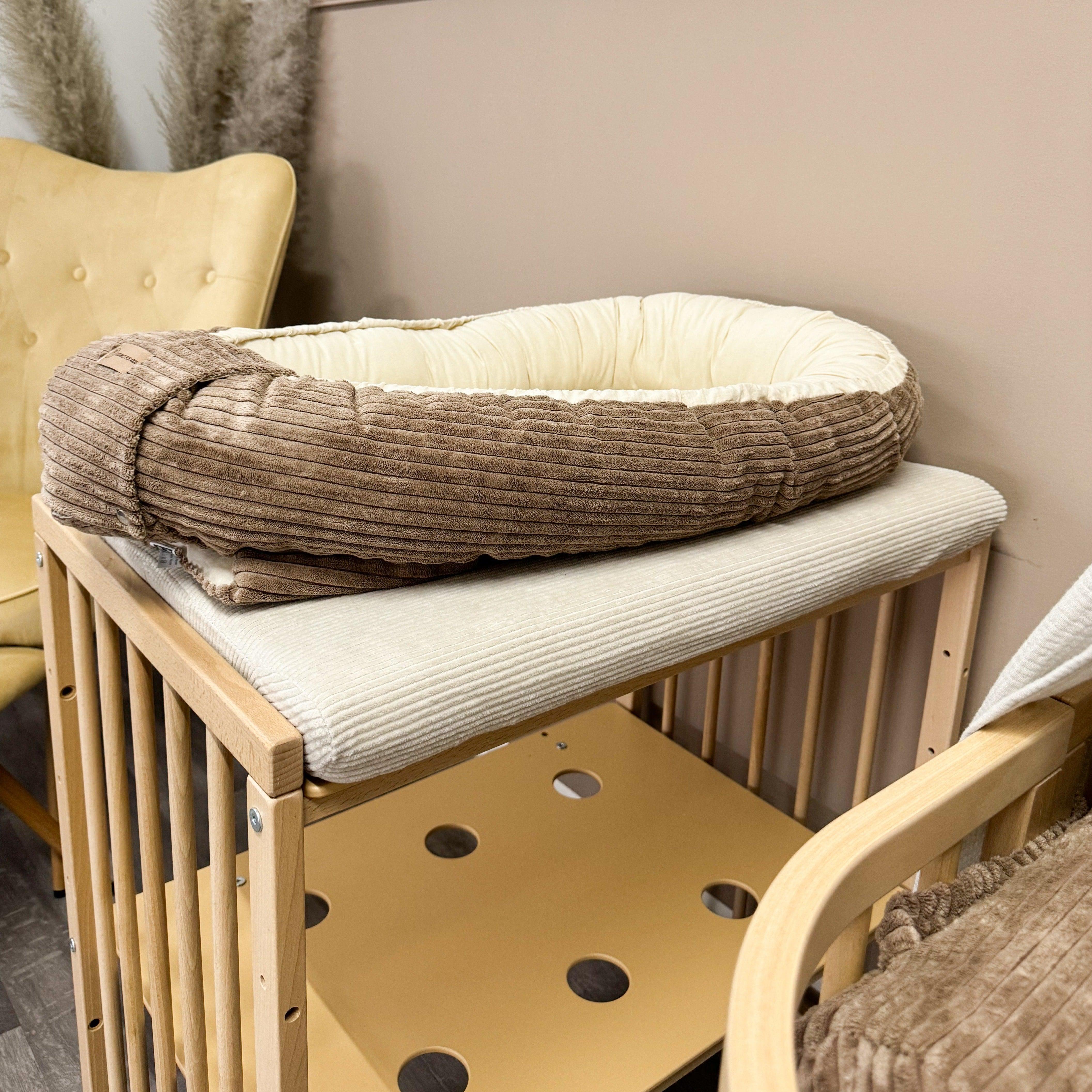 Babynestchen Cord – Mitwachsender Baby-Kokon, beidseitig verwendbar & kuschelig weich-Babynestchen-District for Kids-Beige-District for Kids