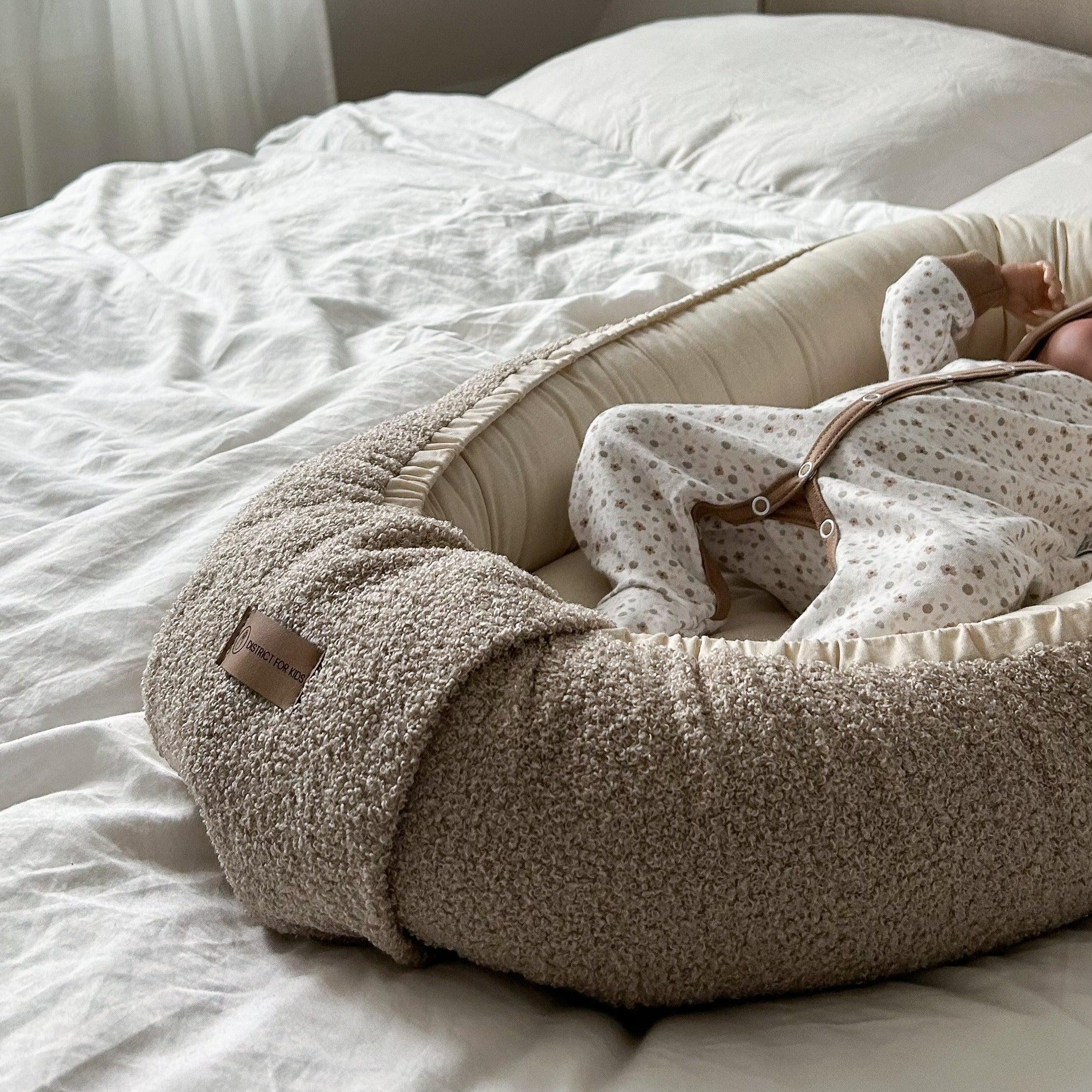 Babynestchen Teddystoff-Bouclé – Kuscheliger Baby-Kokon für Geborgenheit & Wärme-Babynestchen-District for Kids-Beige-District for Kids