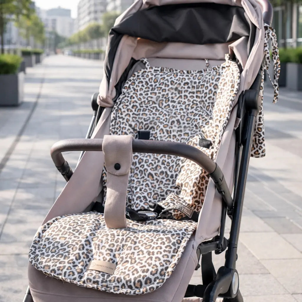 Sitzauflage Baumwolle Leoprint für den Kinderwagen inkl. Gurtschutz - universell passend District for Kids