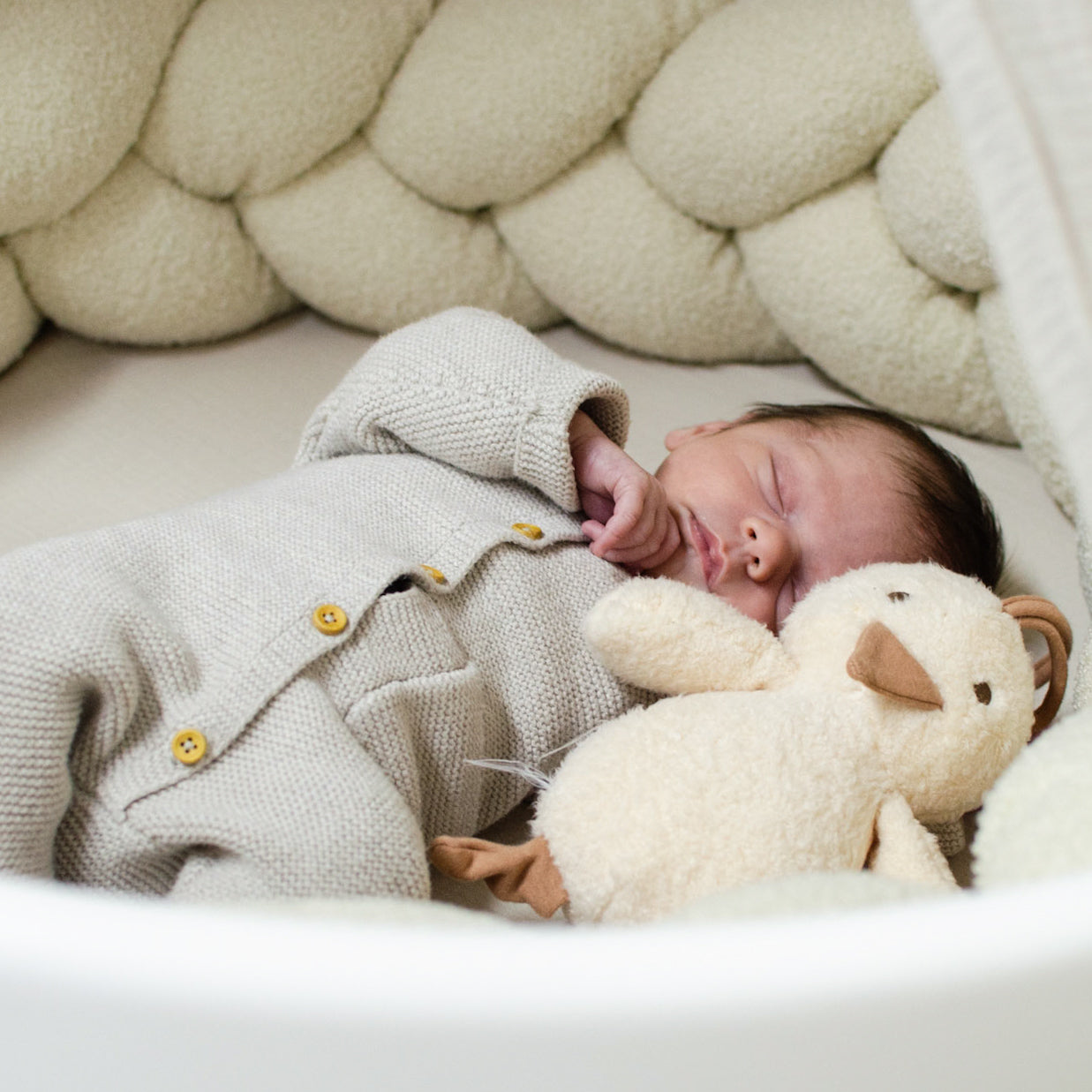 Bettschlange Teddystoff Bouclé – Kuschelige Bettumrandung für Geborgenheit & Schutz im Babybett-Baby & Kleinkind-District for Kids-180 cm-Creme-District for Kids