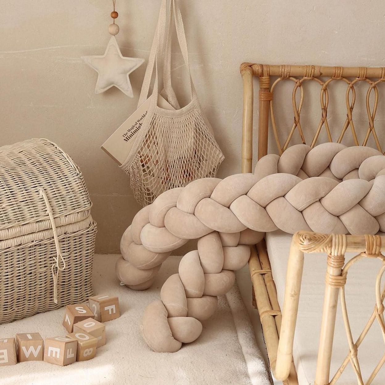 Bettschlange Velours – Kuschelige Bettumrandung für Schutz, Geborgenheit & Komfort-Baby & Kleinkind-District for Kids-Beige-180 cm-District for Kids