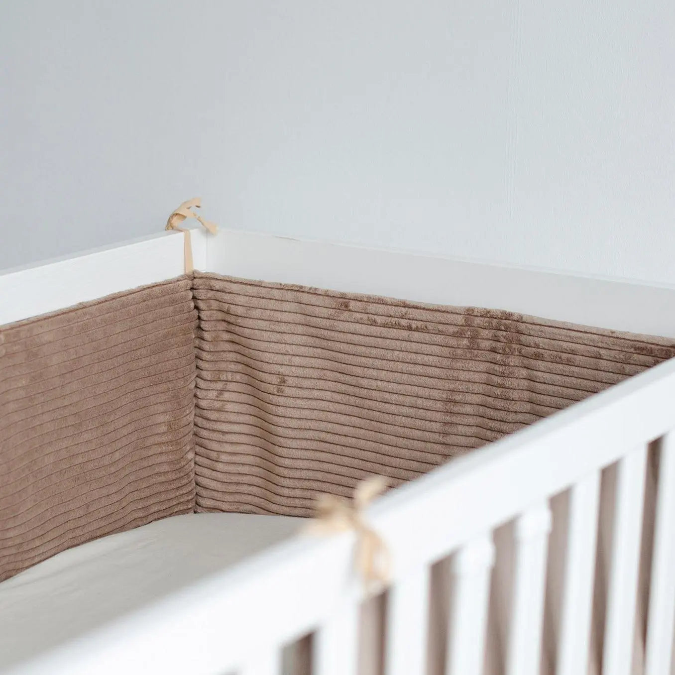 Bettumrandung Cord – Moderne & kuschelige Umrandung für Babybett & Beistellbett-Bettumrandung-District for Kids-Braun-150 cm-District for Kids