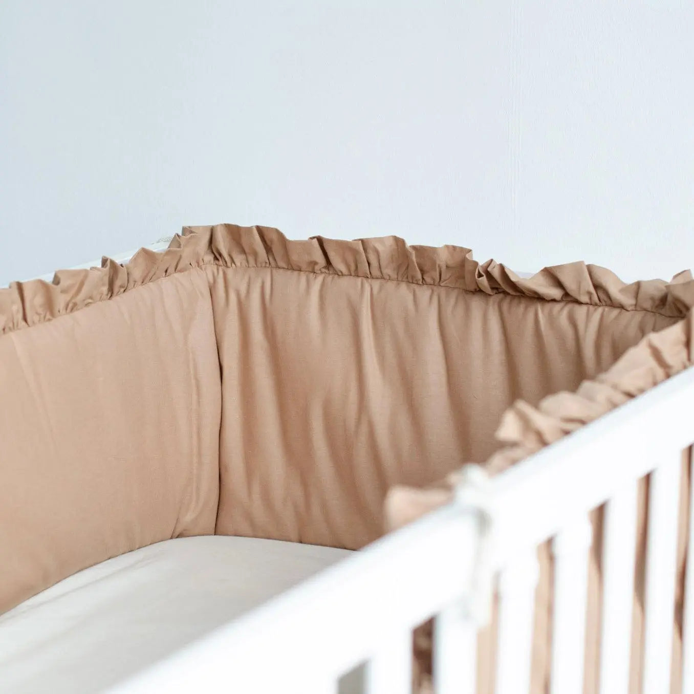 Bettumrandung Rüschen für Baby- und Beistellbetten – Hochwertig & Oeko-Tex zertifiziert-Bettumrandung-District for Kids-Beige-150 cm-District for Kids