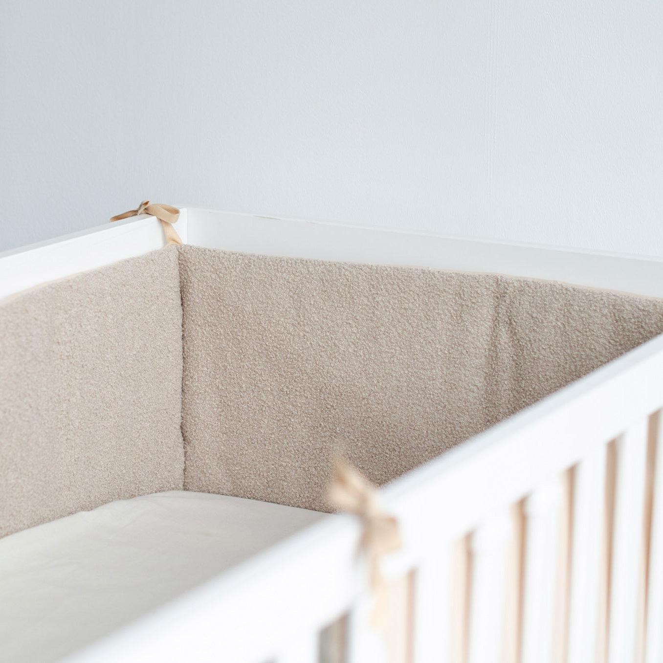 Bettumrandung Teddy Bouclé – Weiche Premium Umrandung für Baby- & Beistellbetten-Bettumrandung-District for Kids-Creme-150 cm-District for Kids