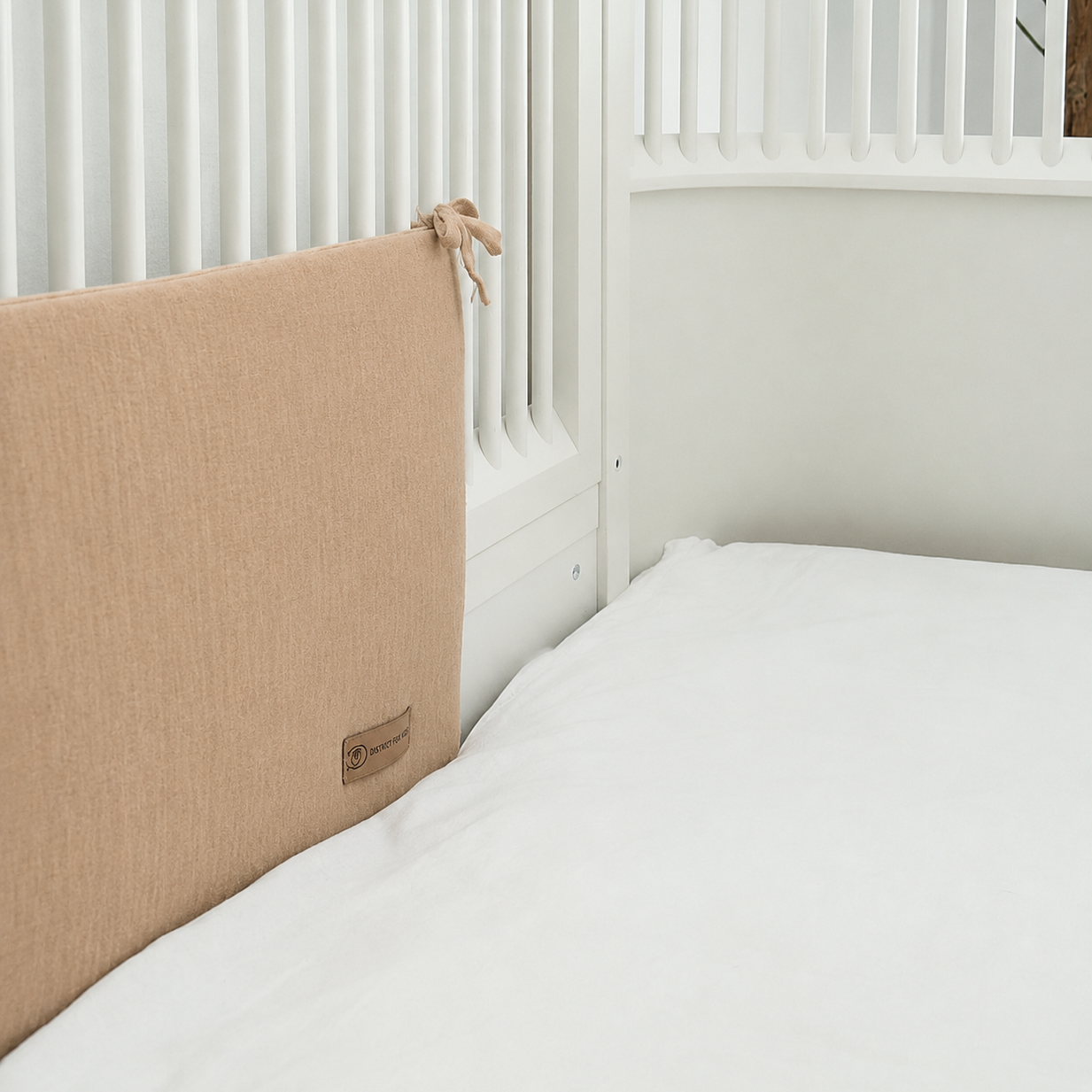 Bettumrandung_musselin_braun_babybett