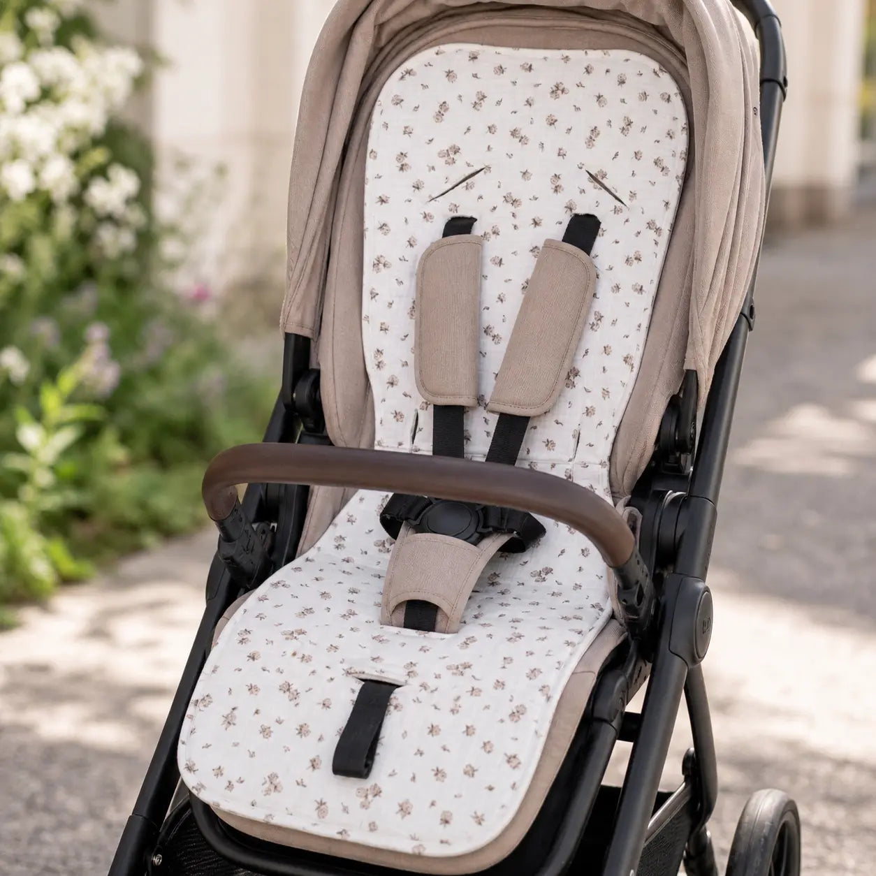 Sitzauflage Musselin Rosen für den Kinderwagen - universell passend District for Kids