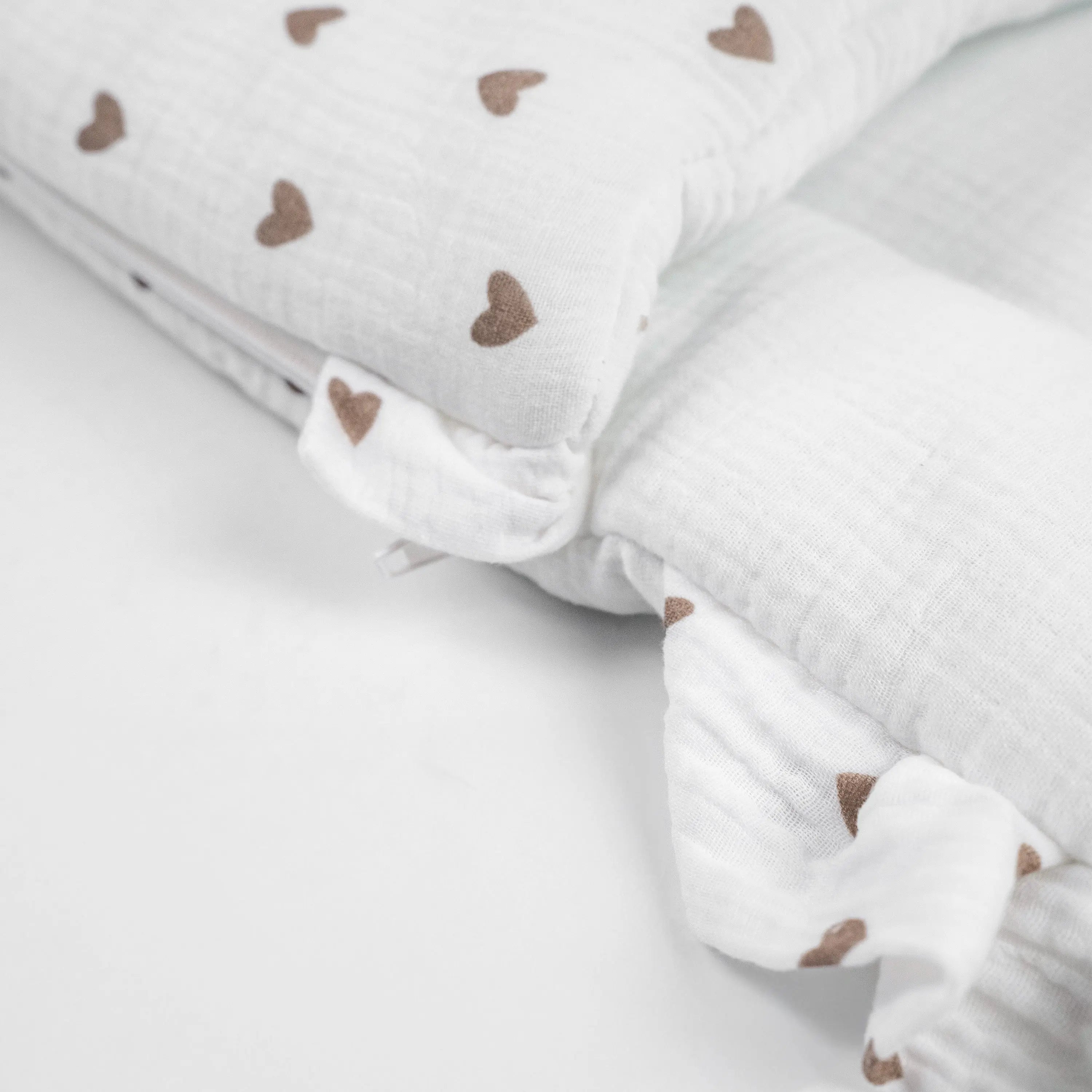 Babyschlafsack Dreamy Musselin braune Herzen | 2.5 TOG Ganzjahresschlafsack District for Kids