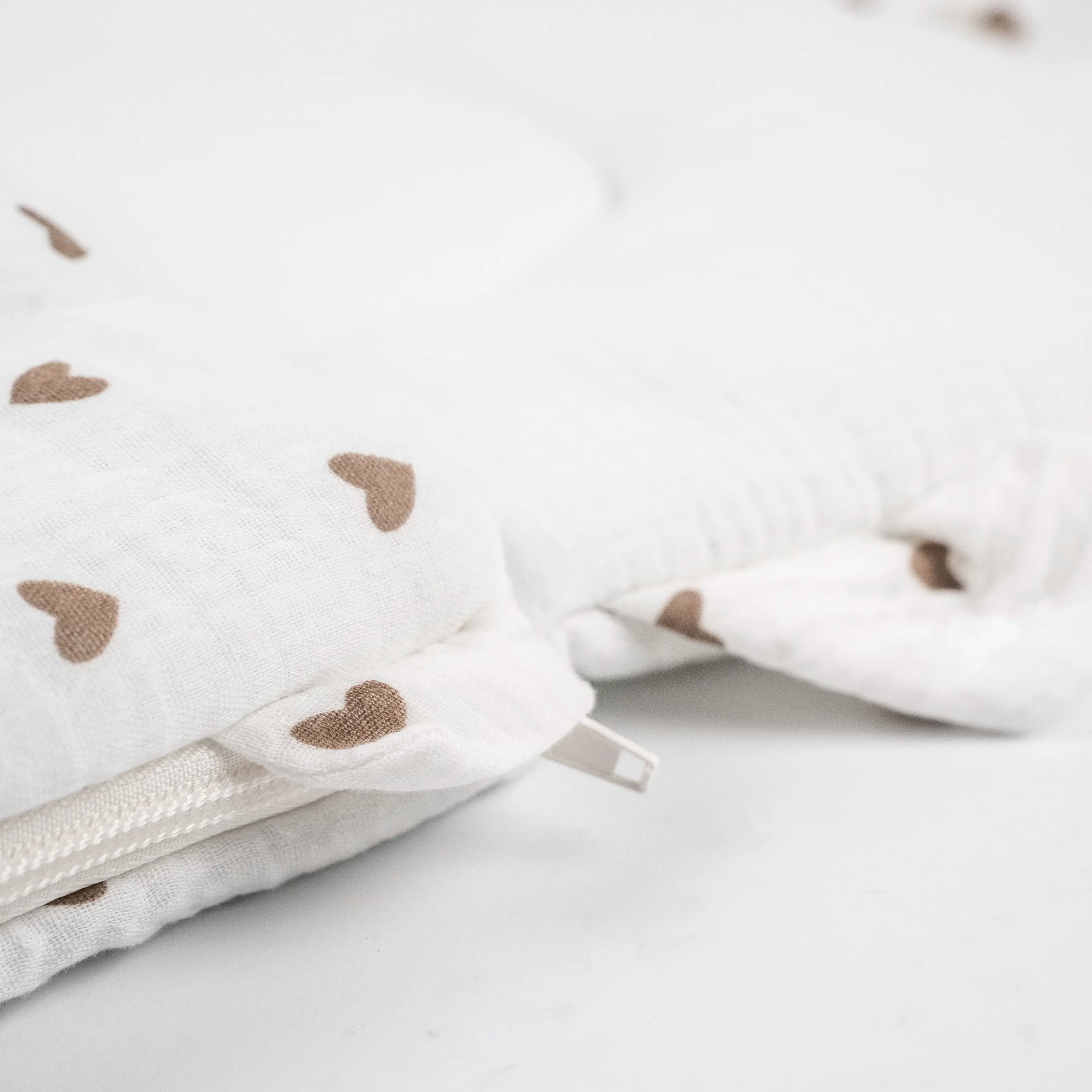 Babyschlafsack Dreamy Musselin braune Herzen | 2.5 TOG Ganzjahresschlafsack District for Kids