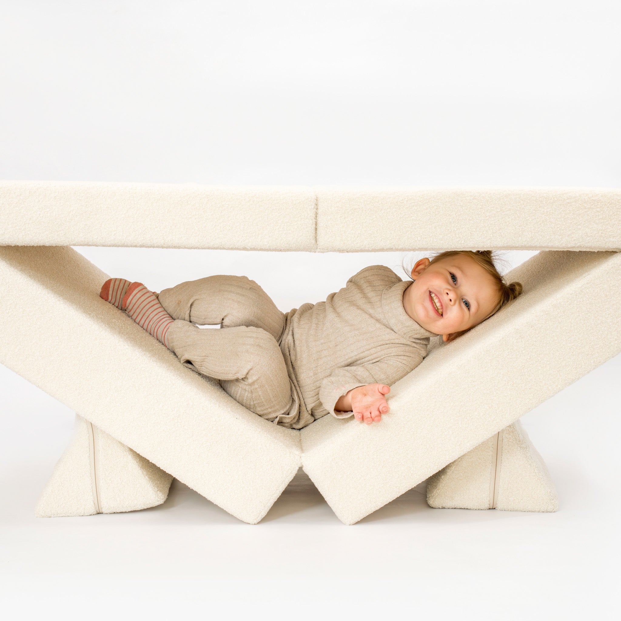 Spielsofa Teddystoff Boucle – Kreativer Spielspaß & Gemütlichkeit - Spielsofa