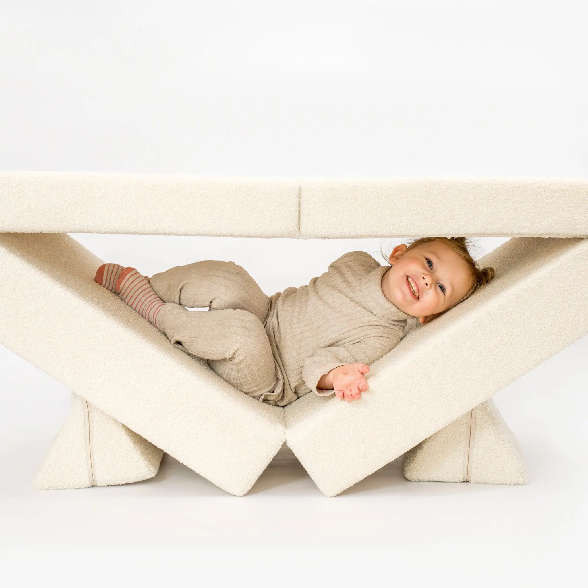 Spielsofa Teddystoff Boucle – Kreativer Spielspaß & Gemütlichkeit - Spielsofa