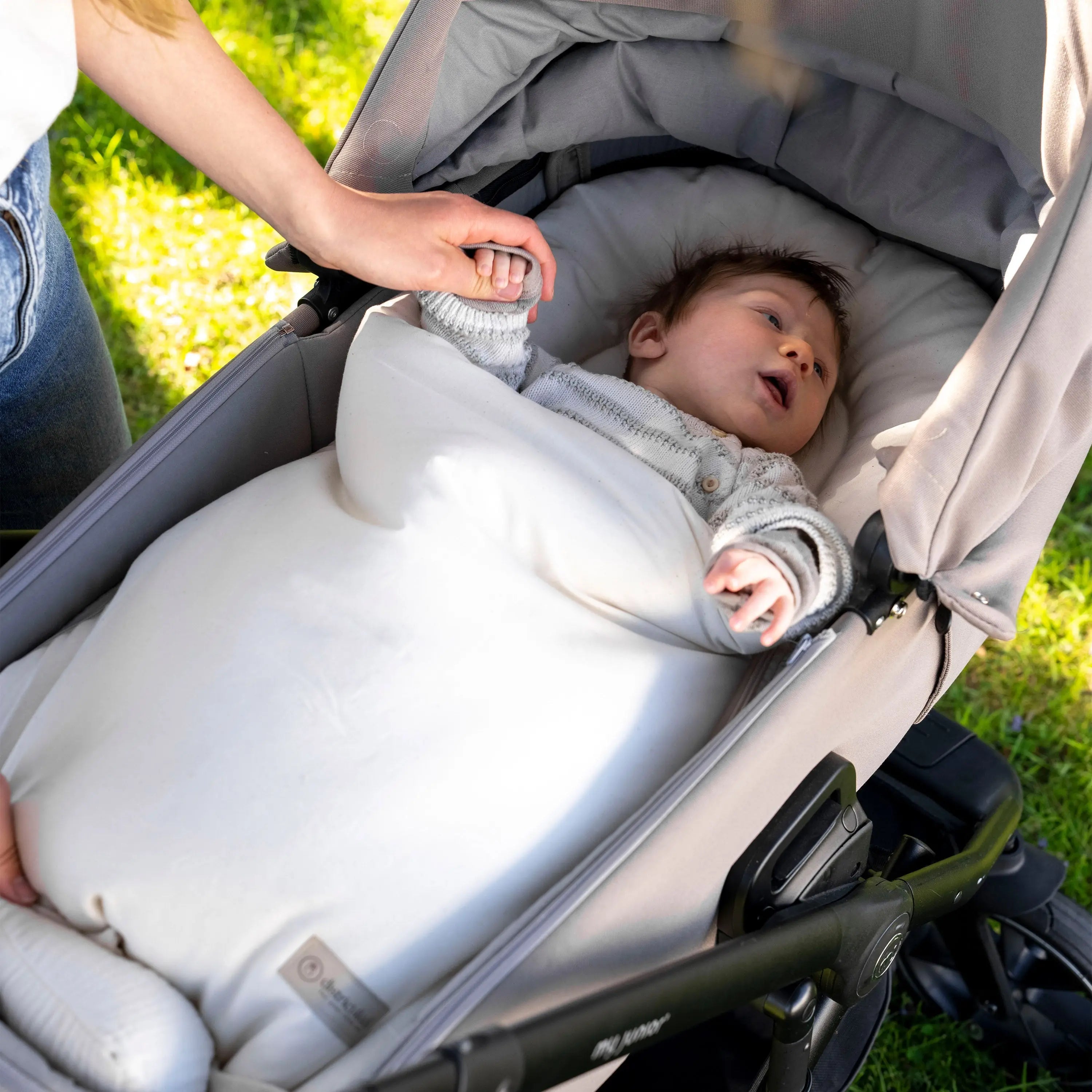 Baby im Babyschlafsack Sleepy zwischen Luftballons