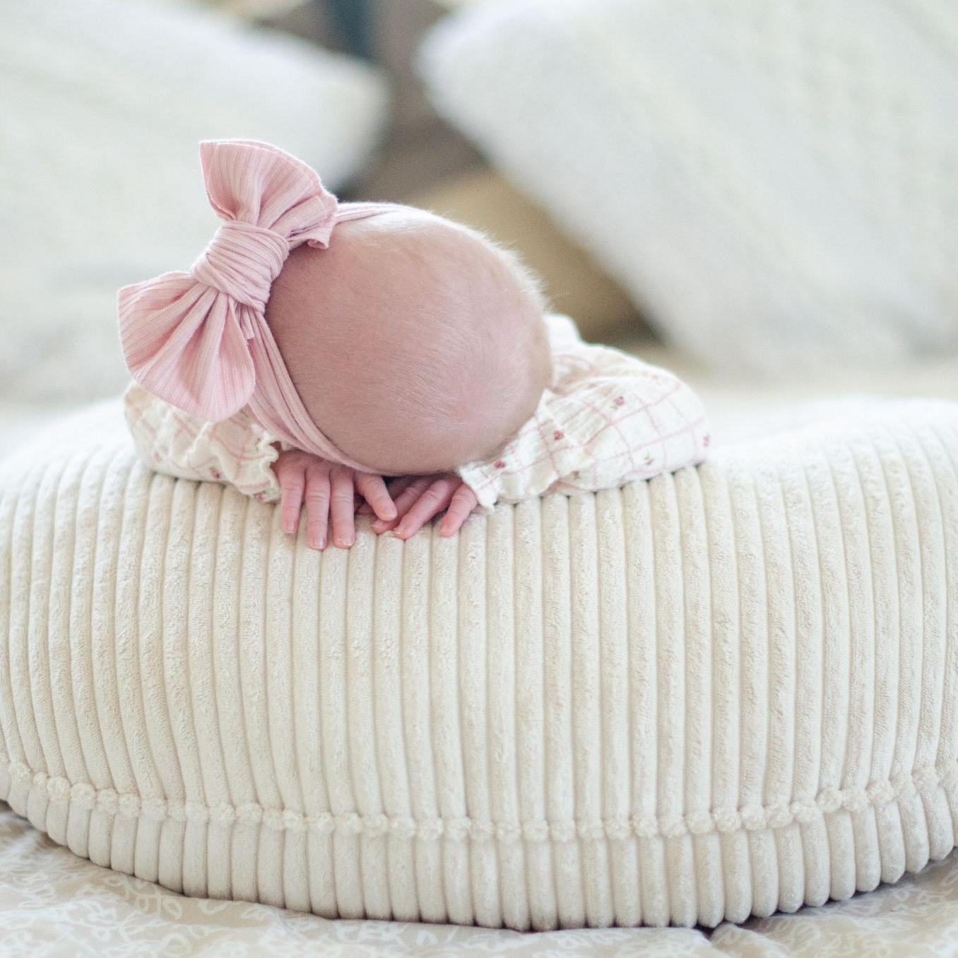 Halbmond-Stillkissen aus Cord â Komfort, UnterstĂźtzung & stilvolle Optik-Stillkissen-District for Kids-Creme-District for Kids