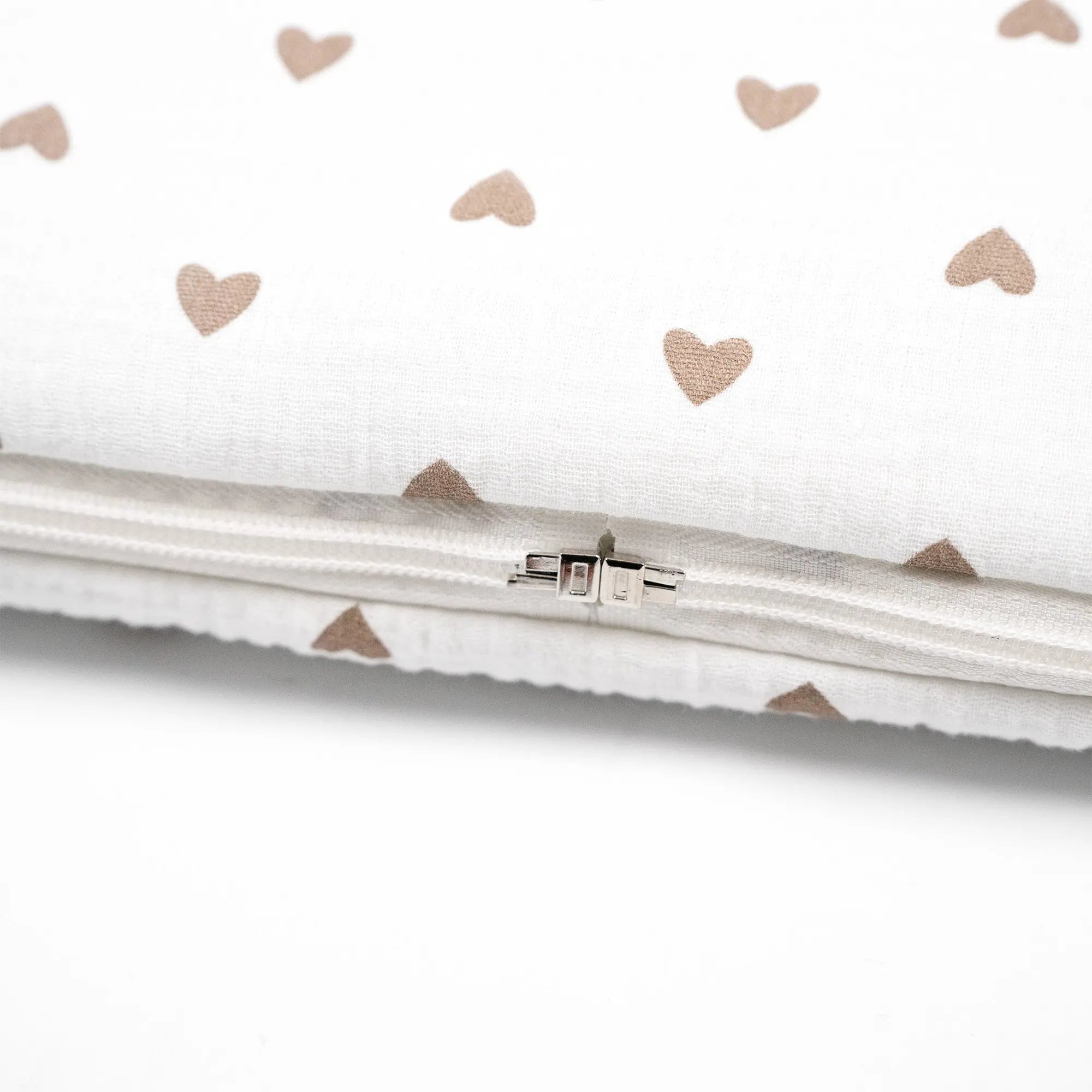 Babyschlafsack Dreamy Musselin braune Herzen | 2.5 TOG Ganzjahresschlafsack District for Kids