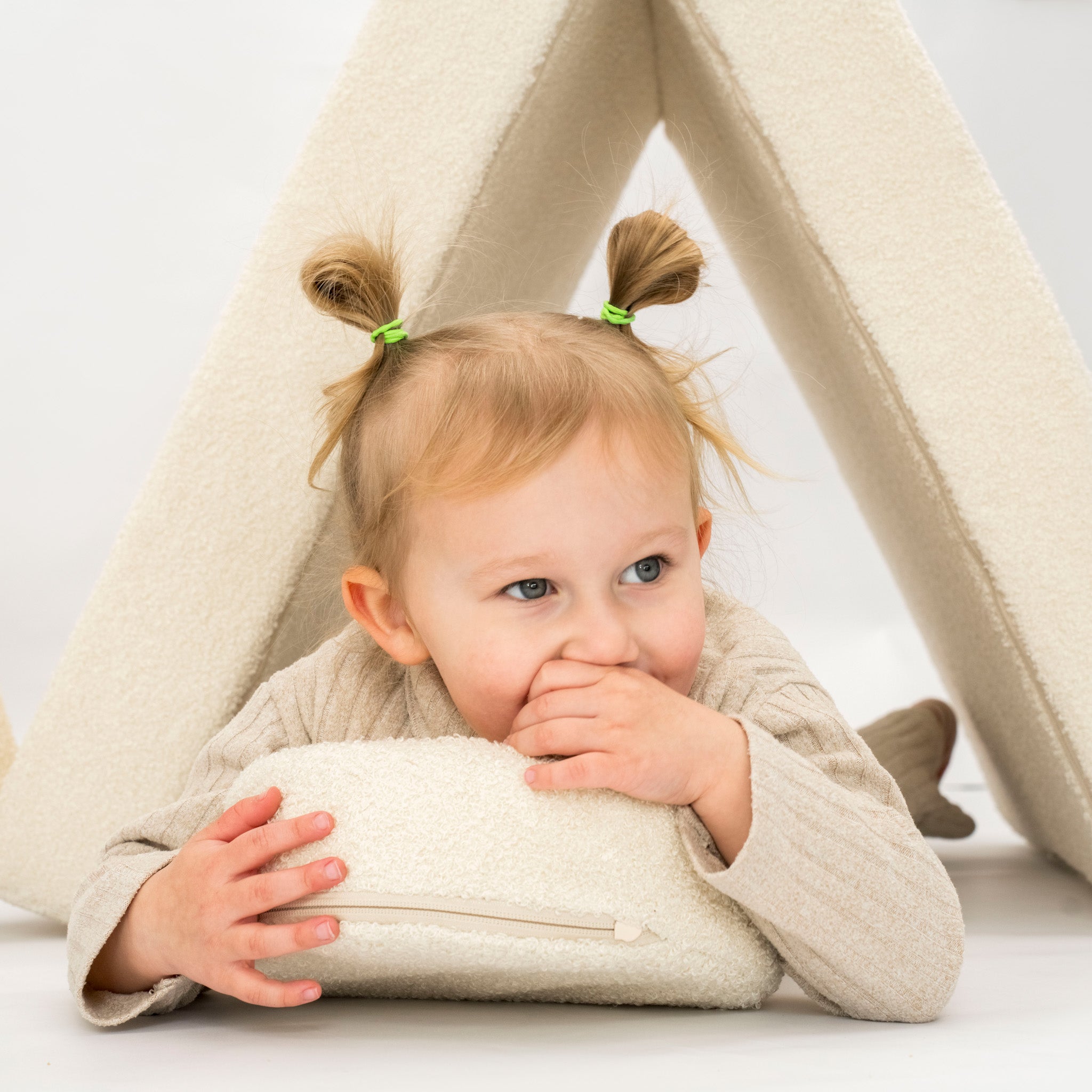 Spielsofa Teddystoff Boucle – Kreativer Spielspaß & Gemütlichkeit - Spielsofa