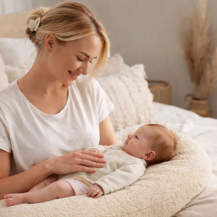 Stillkissen & Schwangerschaftskissen Bouclé Teddy XXL – ergonomisch, weich & vielseitig District for Kids