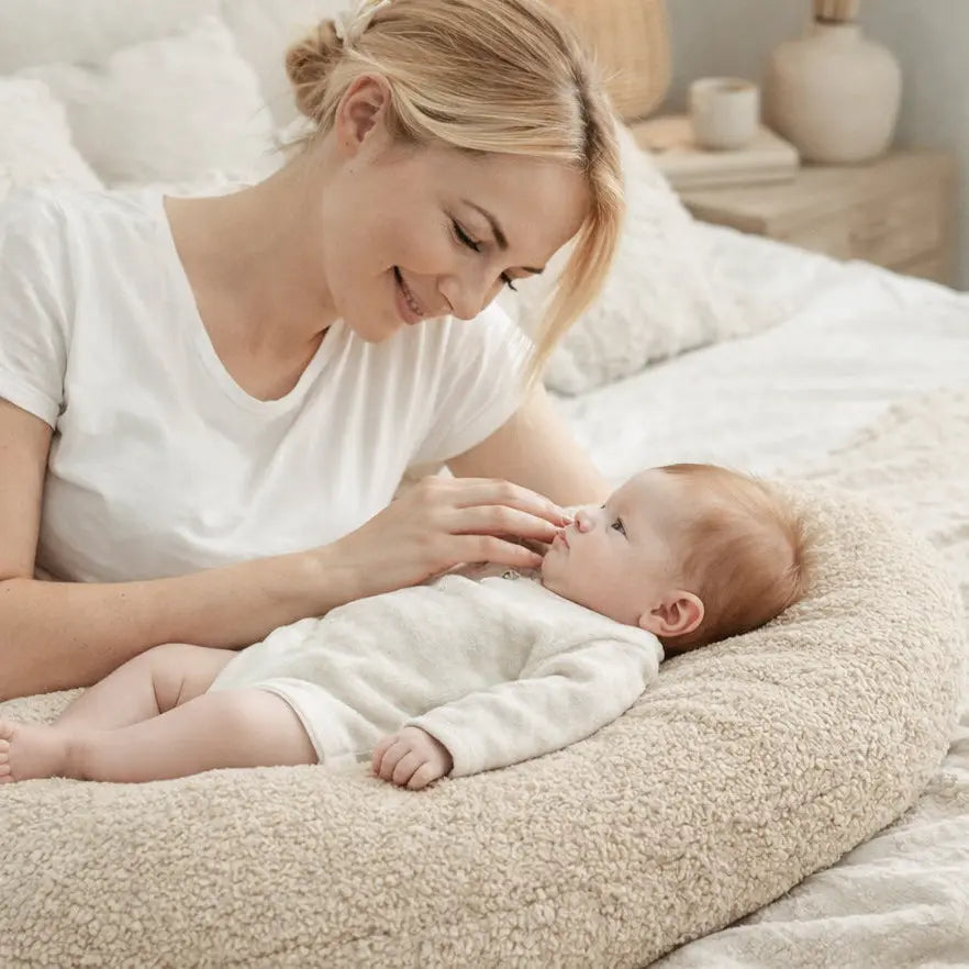 Stillkissen & Schwangerschaftskissen Bouclé Teddy XXL – ergonomisch, weich & vielseitig District for Kids