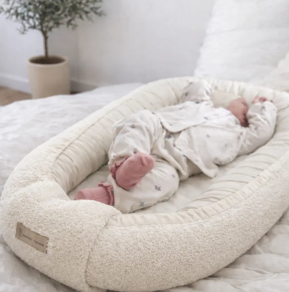 Babynestchen Teddystoff-Bouclé – mitwachsender Baby-Kokon District for Kids