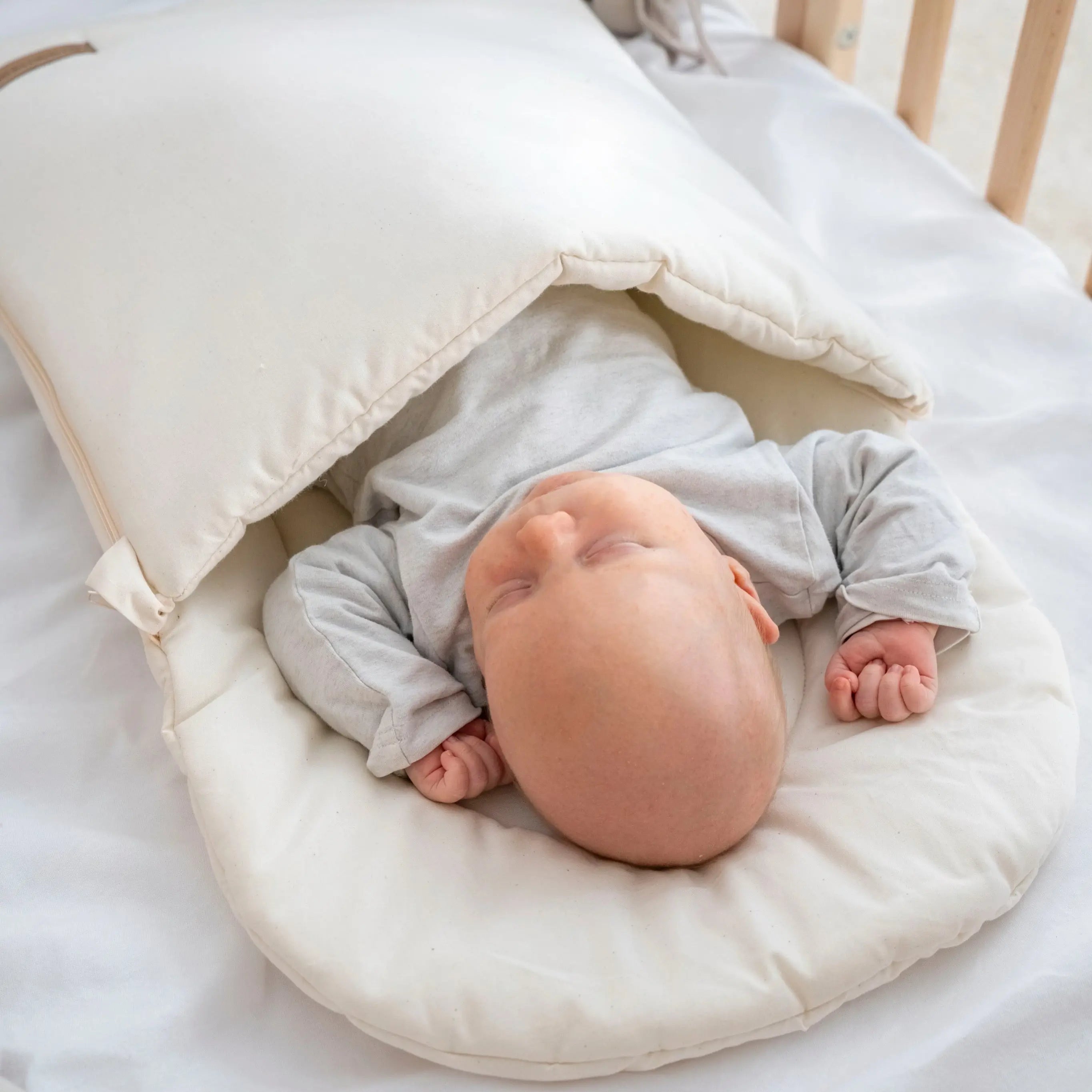 Baby schläft im Babyschlafsack Sleepy Bio-Baumwolle