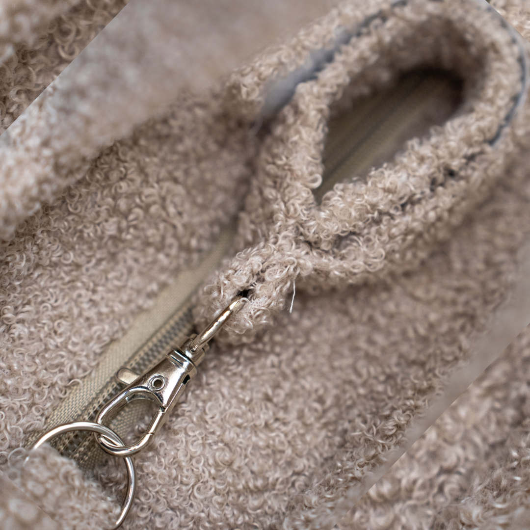 Kinderwagentasche Teddy Boucle mit wasserfester Wickelunterlage – Stilvoll, praktisch & nachhaltig-Wickeltasche-District for Kids-Creme-District for Kids