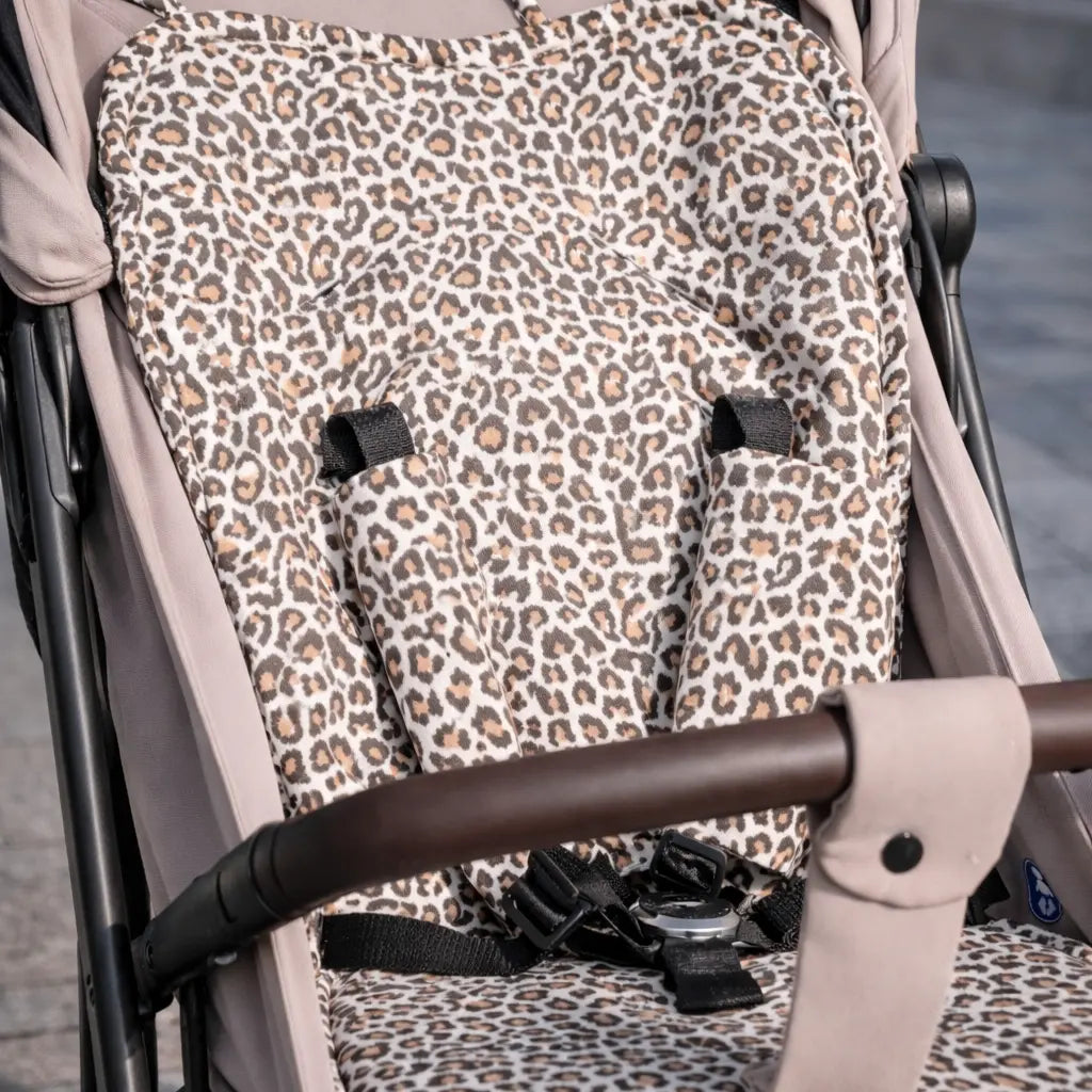 Sitzauflage Baumwolle Leoprint für den Kinderwagen inkl. Gurtschutz - universell passend District for Kids