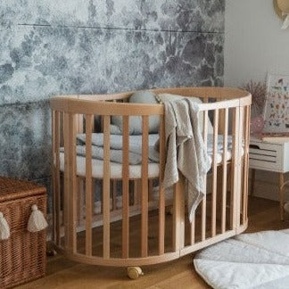 Mitwachsendes Babybett 7-in-1 – Ein Bett für viele Jahre | Ovale Form-Babybett-Waldin-Natur-District for Kids