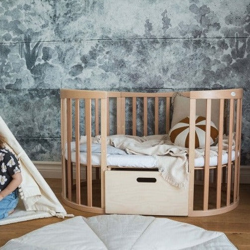 Mitwachsendes Babybett 7-in-1 – Ein Bett für viele Jahre | Ovale Form-Babybett-Waldin-Natur-District for Kids