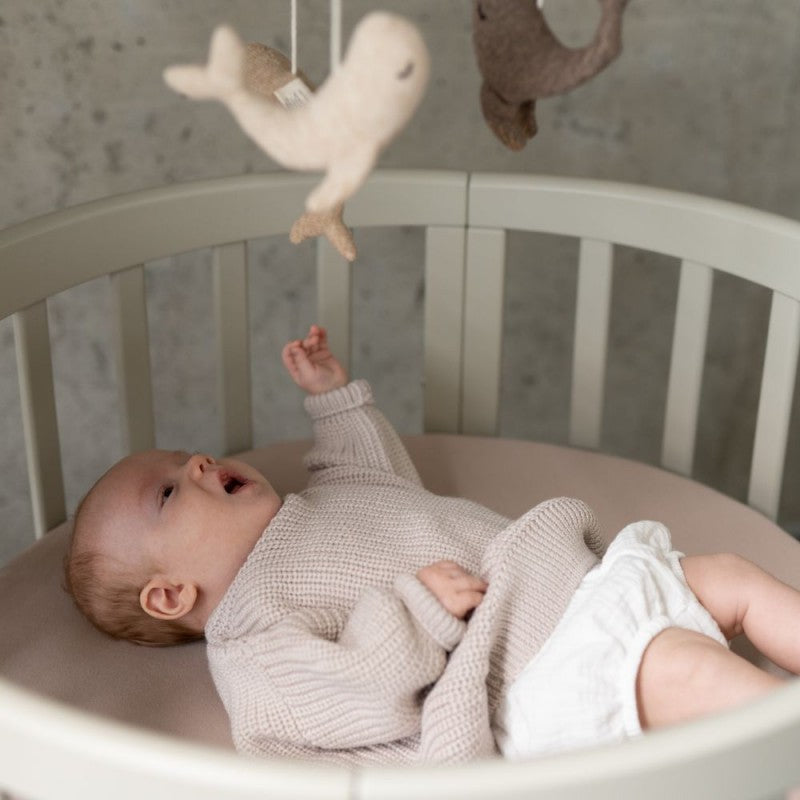 Mitwachsendes Babybett 7-in-1 – Ein Bett für viele Jahre | Ovale Form-Babybett-Waldin-Natur-District for Kids