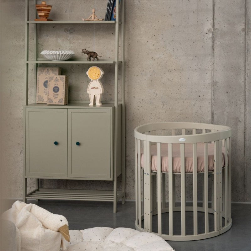 Mitwachsendes Babybett 7-in-1 – Ein Bett für viele Jahre | Ovale Form-Babybett-Waldin-Natur-District for Kids