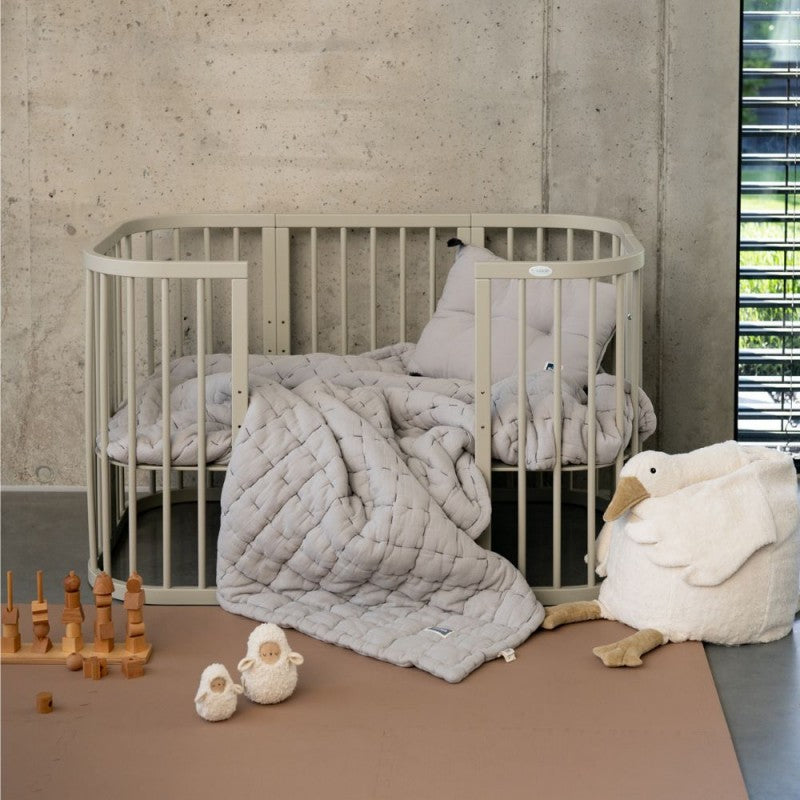 Mitwachsendes Babybett 7-in-1 – Ein Bett für viele Jahre | Ovale Form-Babybett-Waldin-Natur-District for Kids