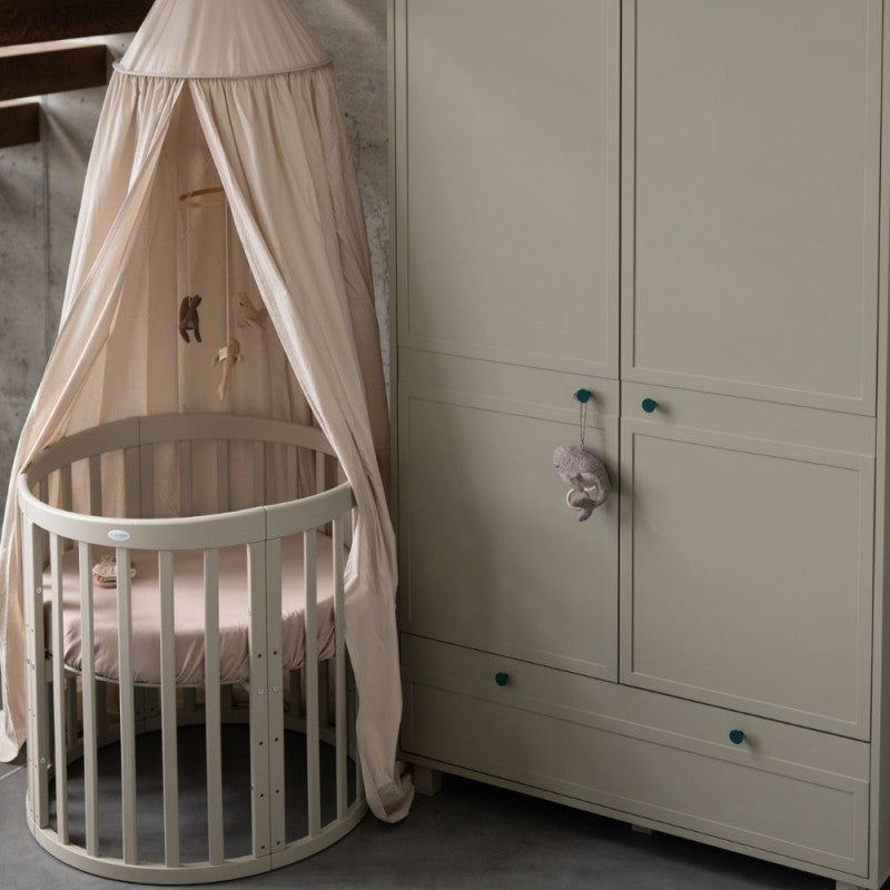 Mitwachsendes Babybett 7-in-1 – Ein Bett für viele Jahre | Ovale Form-Babybett-Waldin-Natur-District for Kids