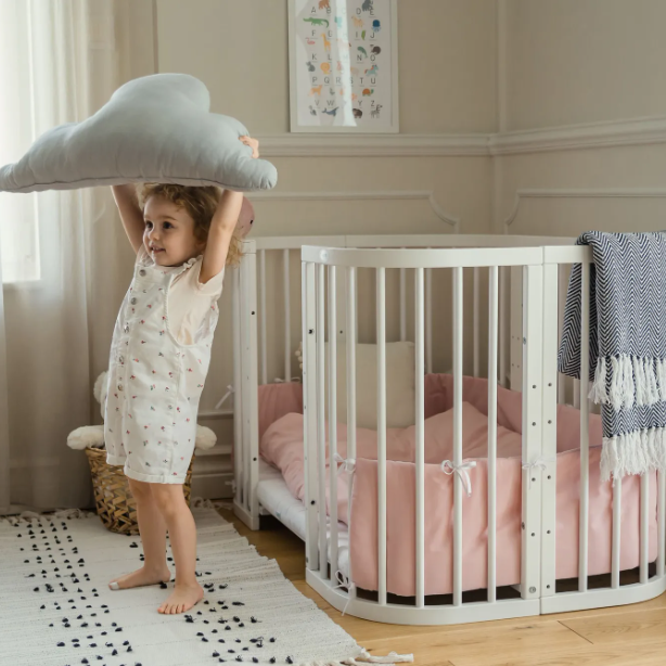 Mitwachsendes Babybett 7-in-1 – Ein Bett für viele Jahre | Quadratische Form-Babybett-Waldin-Natur-District for Kids