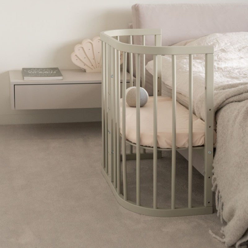 Mitwachsendes Babybett 7-in-1 – Ein Bett für viele Jahre | Quadratische Form-Babybett-Waldin-Natur-District for Kids