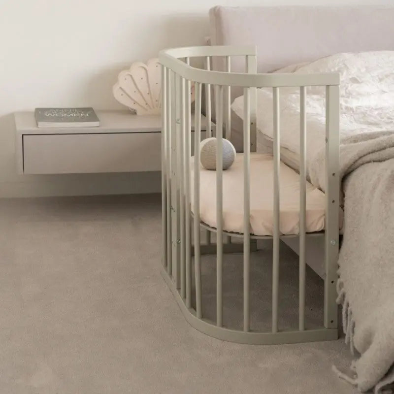 Mitwachsendes Babybett 7-in-1 – Ein Bett für viele Jahre | Quadratische Form-Babybett-Waldin-Natur-District for Kids