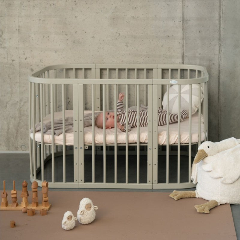 Mitwachsendes Babybett 7-in-1 – Ein Bett für viele Jahre | Quadratische Form-Babybett-Waldin-Natur-District for Kids