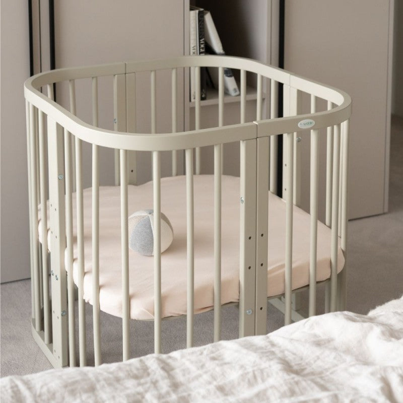 Mitwachsendes Babybett 7-in-1 – Ein Bett für viele Jahre | Quadratische Form-Babybett-Waldin-Natur-District for Kids