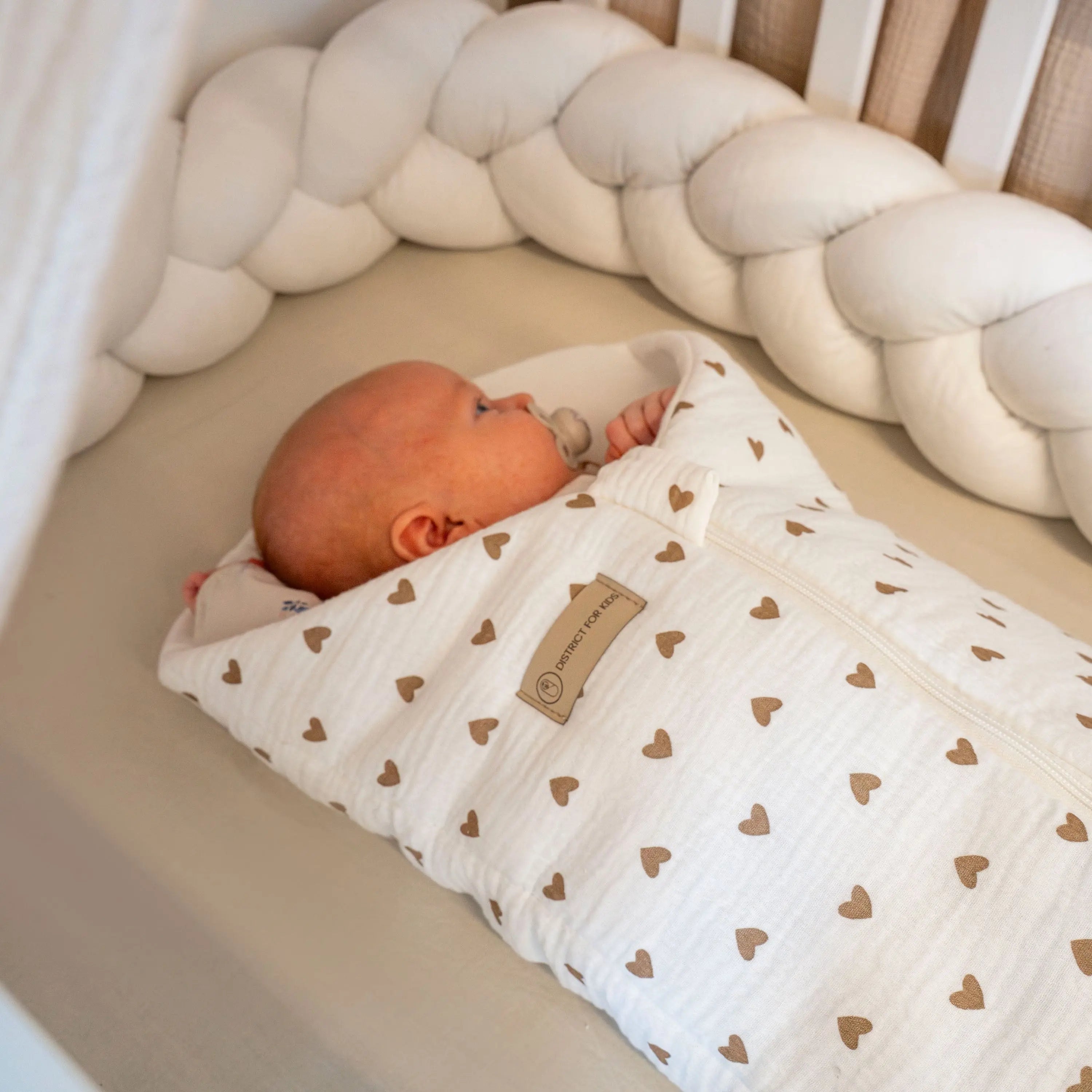 Pucksack Musselin Herzen braun mitwachsend – Ganzjahres Babyschlafsack - Pucksack