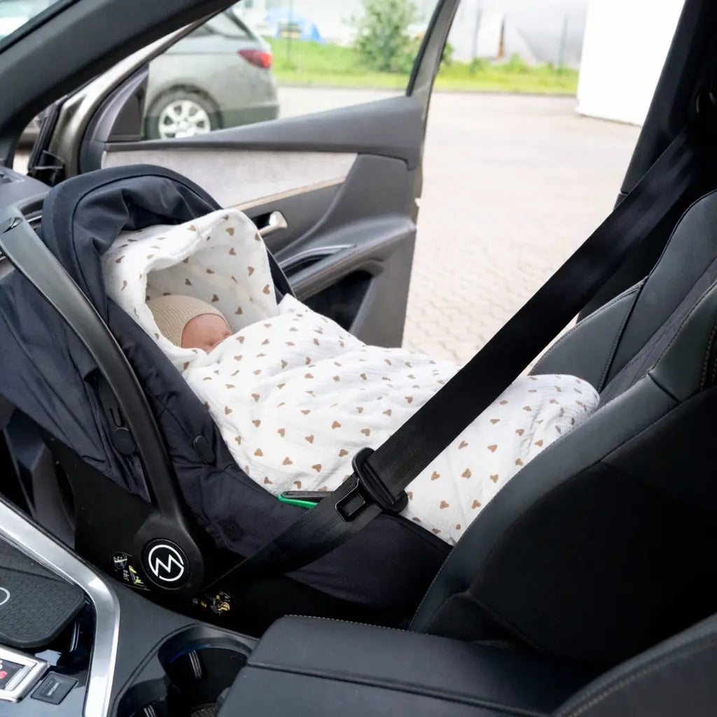 Einschlagdecke für Babyschale aus Musselin Braune Herzen | Leichte Sommer Autoschalen Decke 0.5 TOG District for Kids
