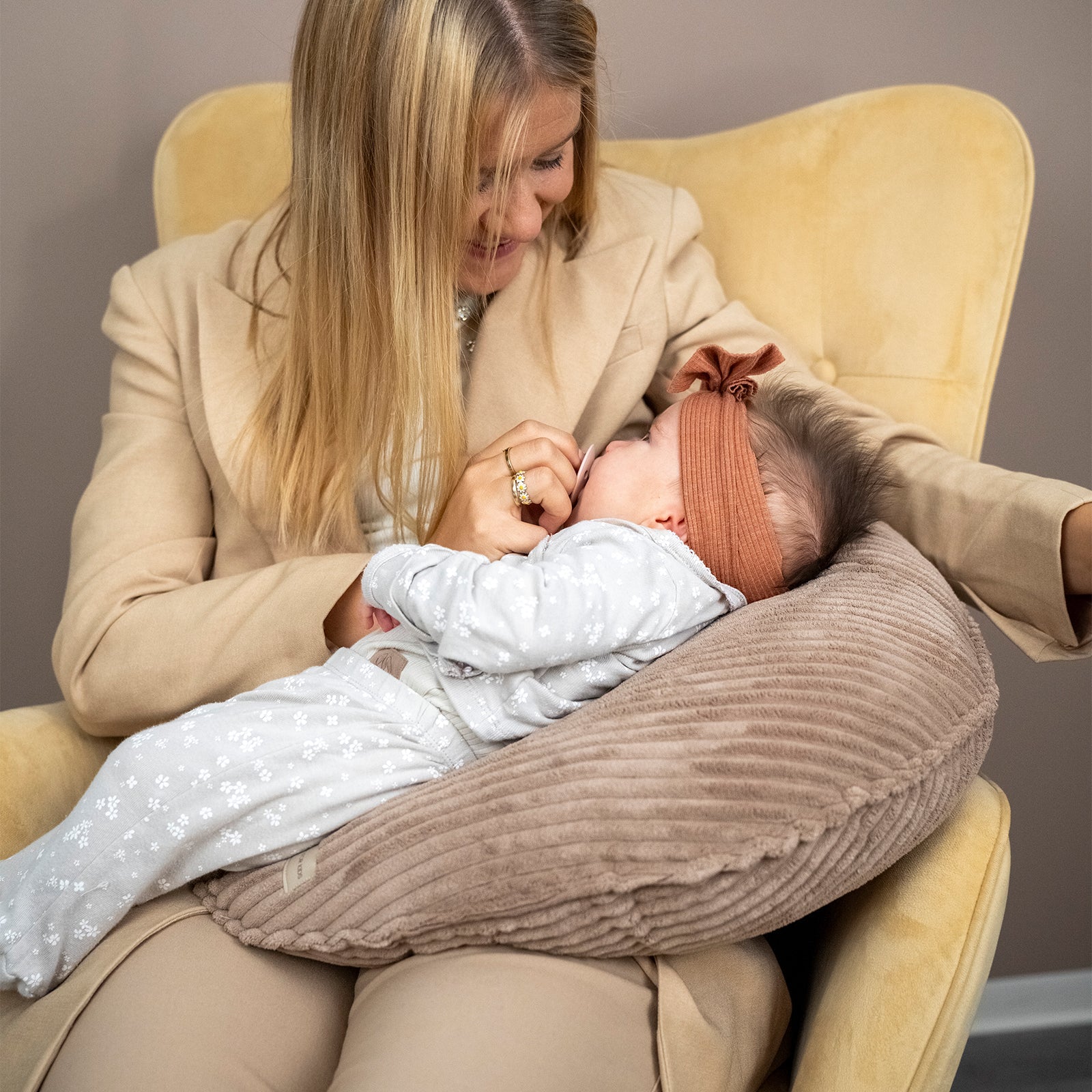 Stillkissen Halbmond Cord â Komfort UnterstĂźtzung & stilvolle Optik Stillkissen