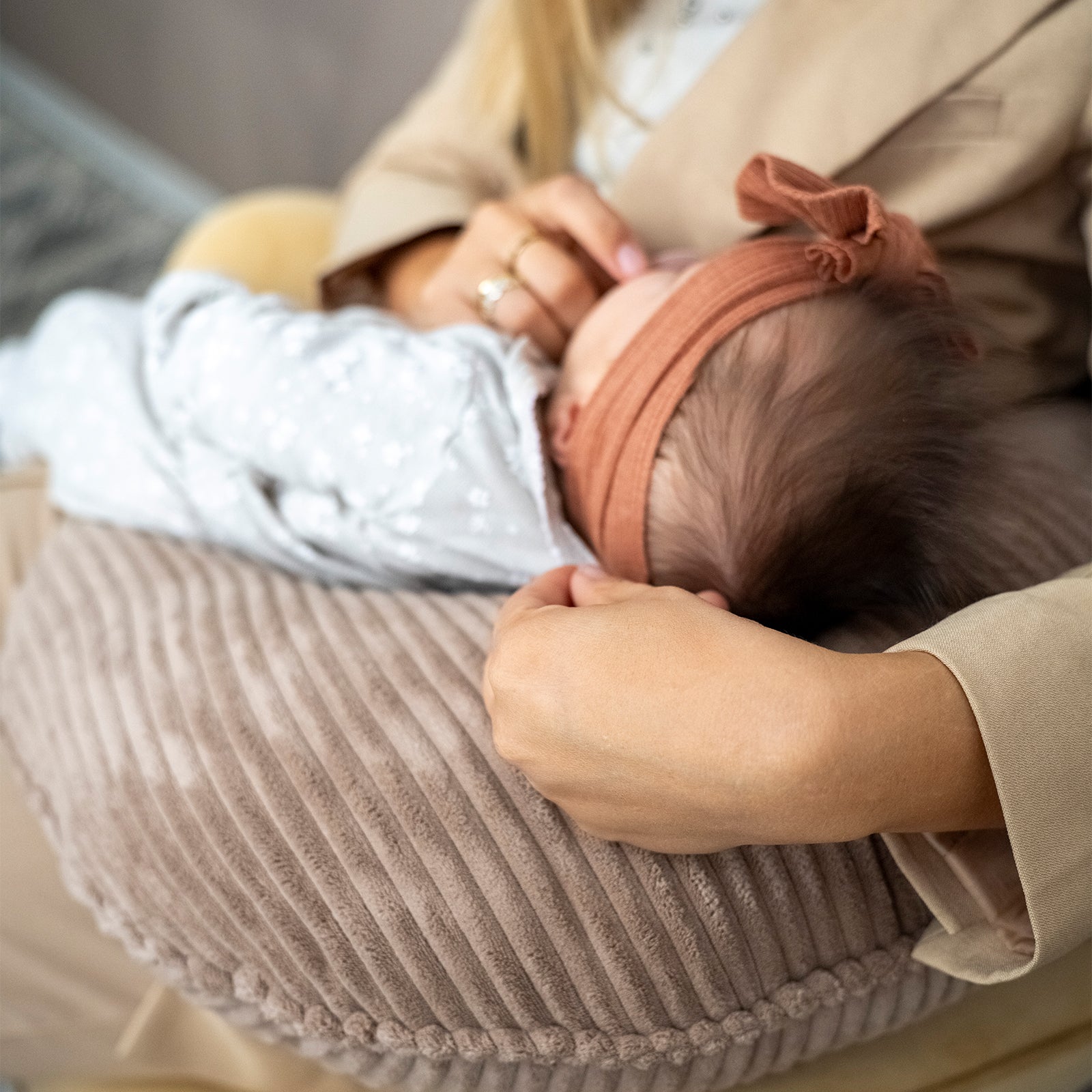 Stillkissen Halbmond Cord â Komfort UnterstĂźtzung & stilvolle Optik Stillkissen