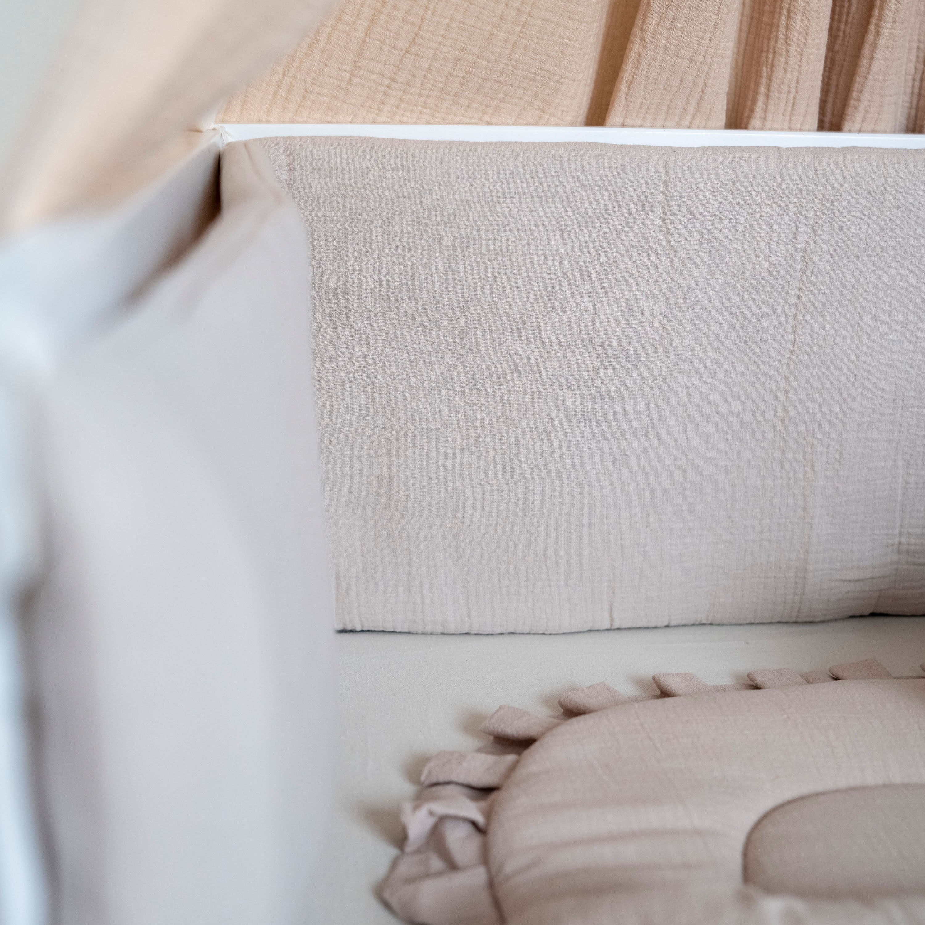 Bettumrandung Musselin für Babybett & Beistellbett – Weich Sicher & Handgefertigt - Bettumrandung