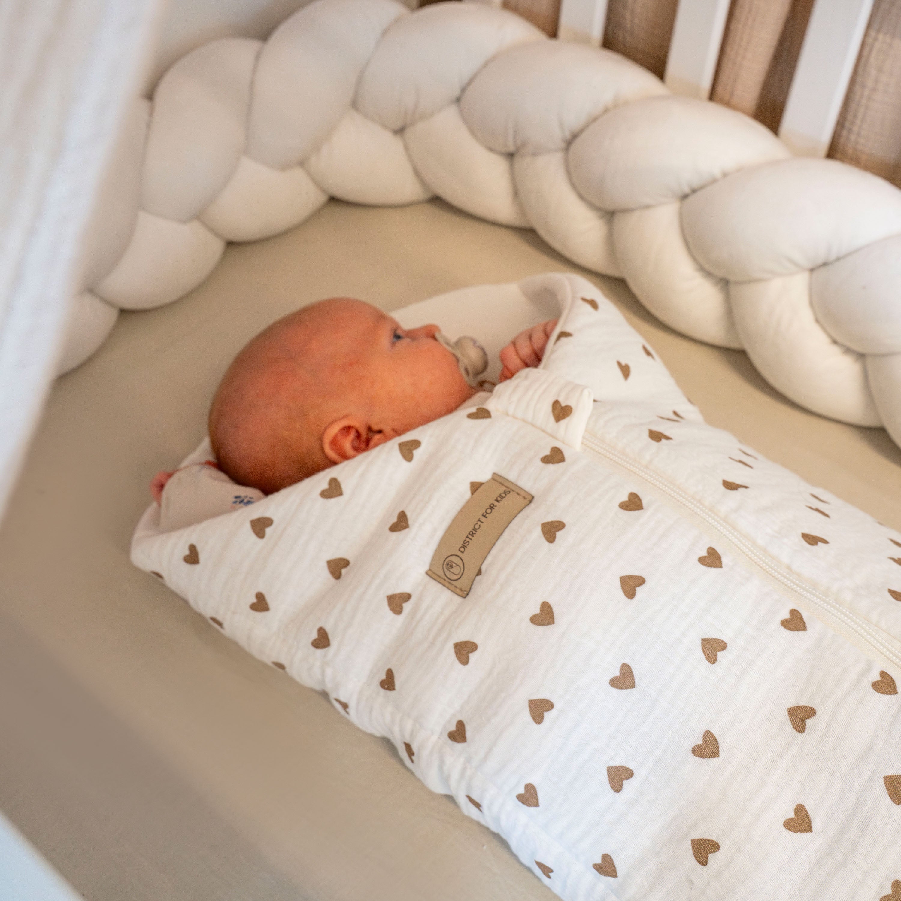 Pucksack Musselin Herzen braun mitwachsend – Ganzjahres Babyschlafsack - Pucksack