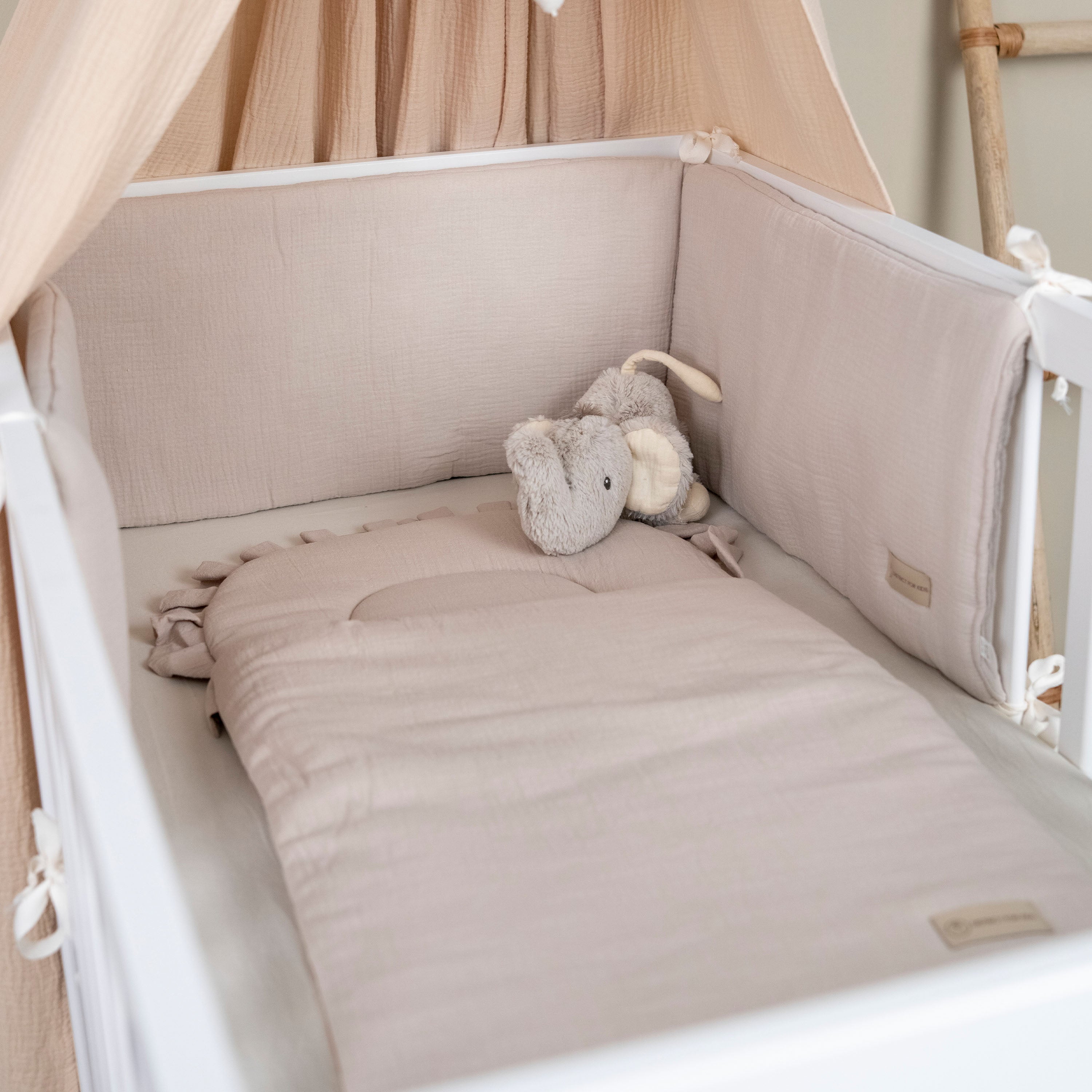 Bettumrandung Musselin für Babybett & Beistellbett – Weich Sicher & Handgefertigt - Bettumrandung