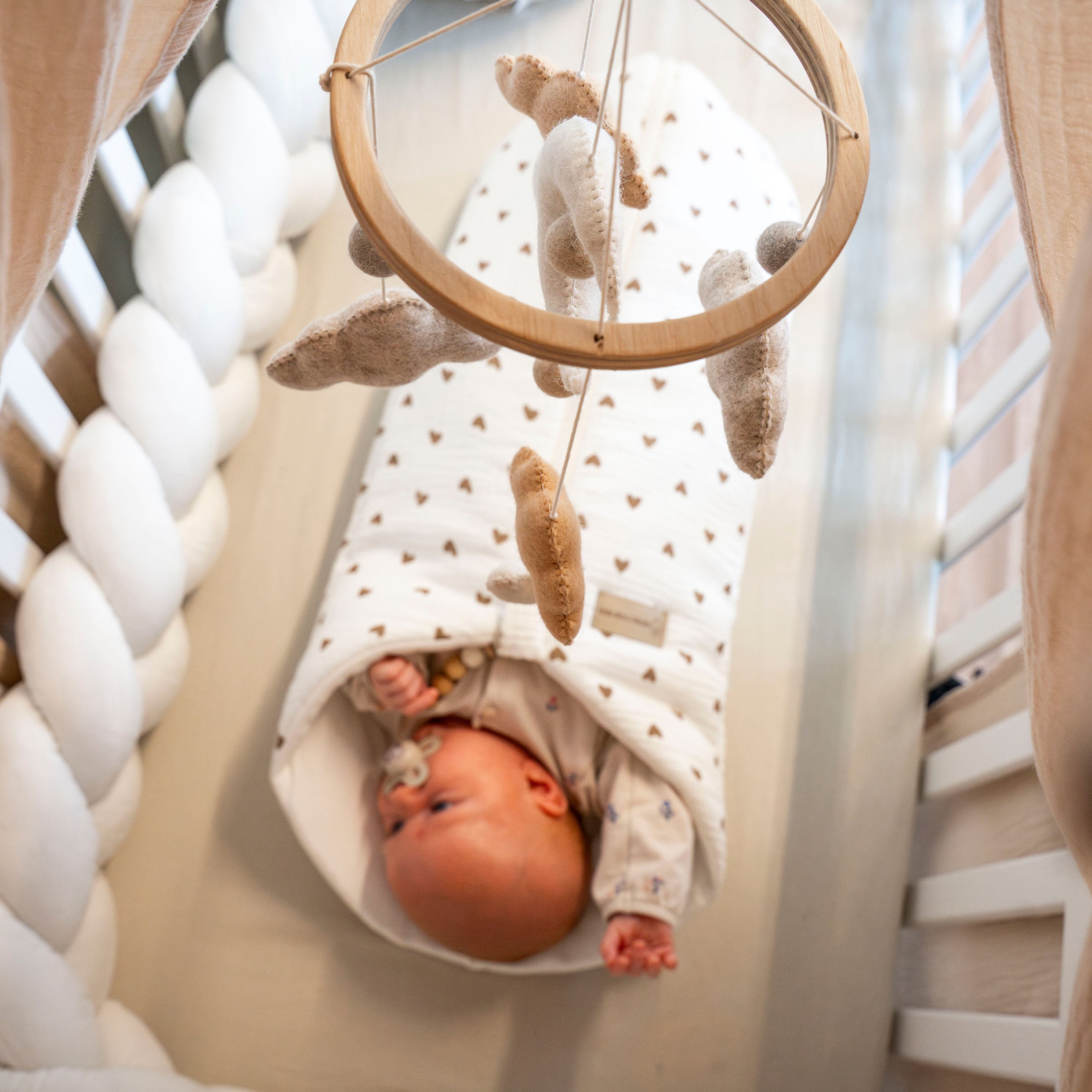 Pucksack Musselin Herzen braun mitwachsend – Ganzjahres Babyschlafsack - Pucksack