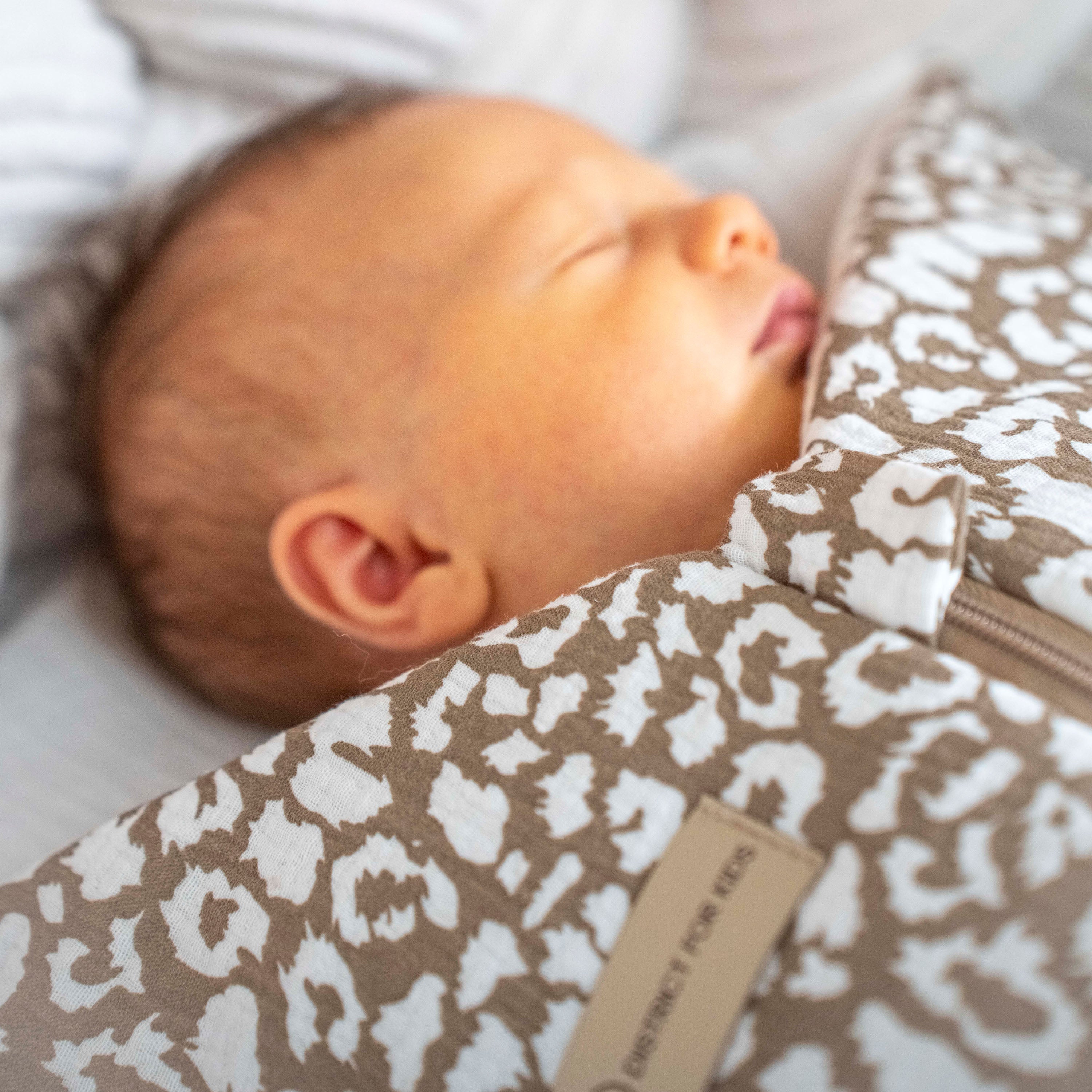 Pucksack Musselin Leopard mitwachsend - Ganzjahres Babyschlafsack - Pucksack